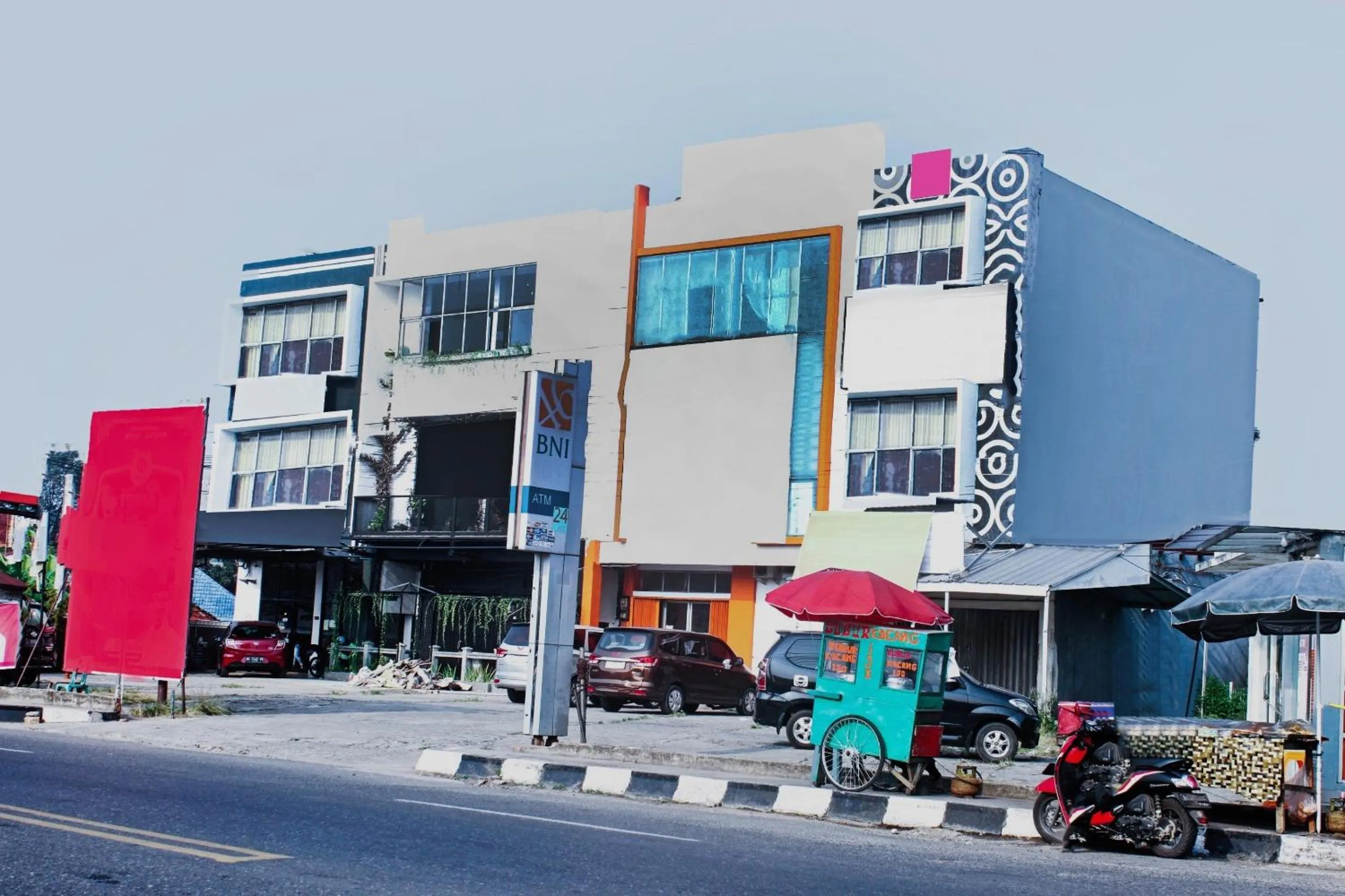 Facade/entrance in Hotel O Wisma Hulubalang