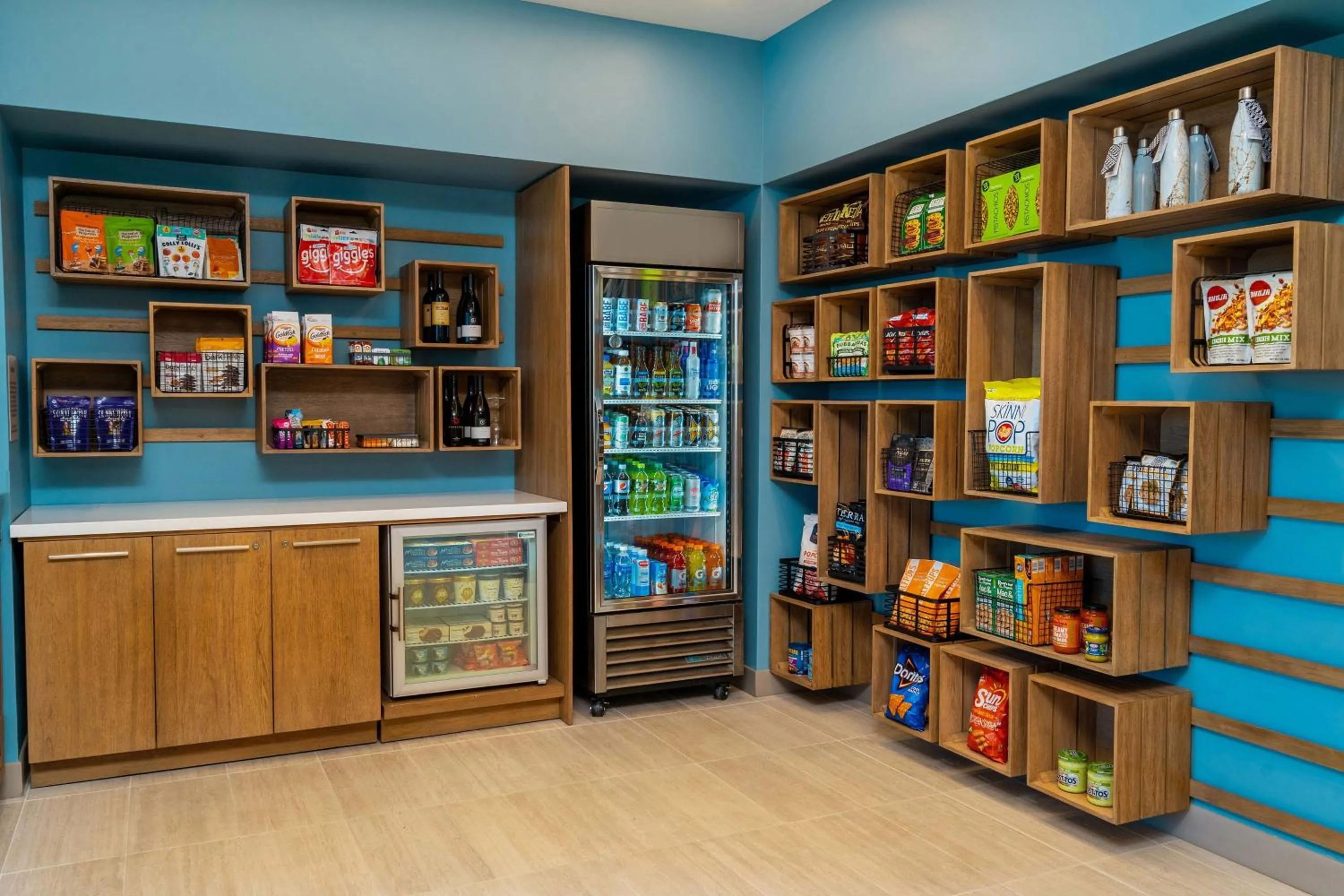 Restaurant/places to eat in Element Sacramento Airport