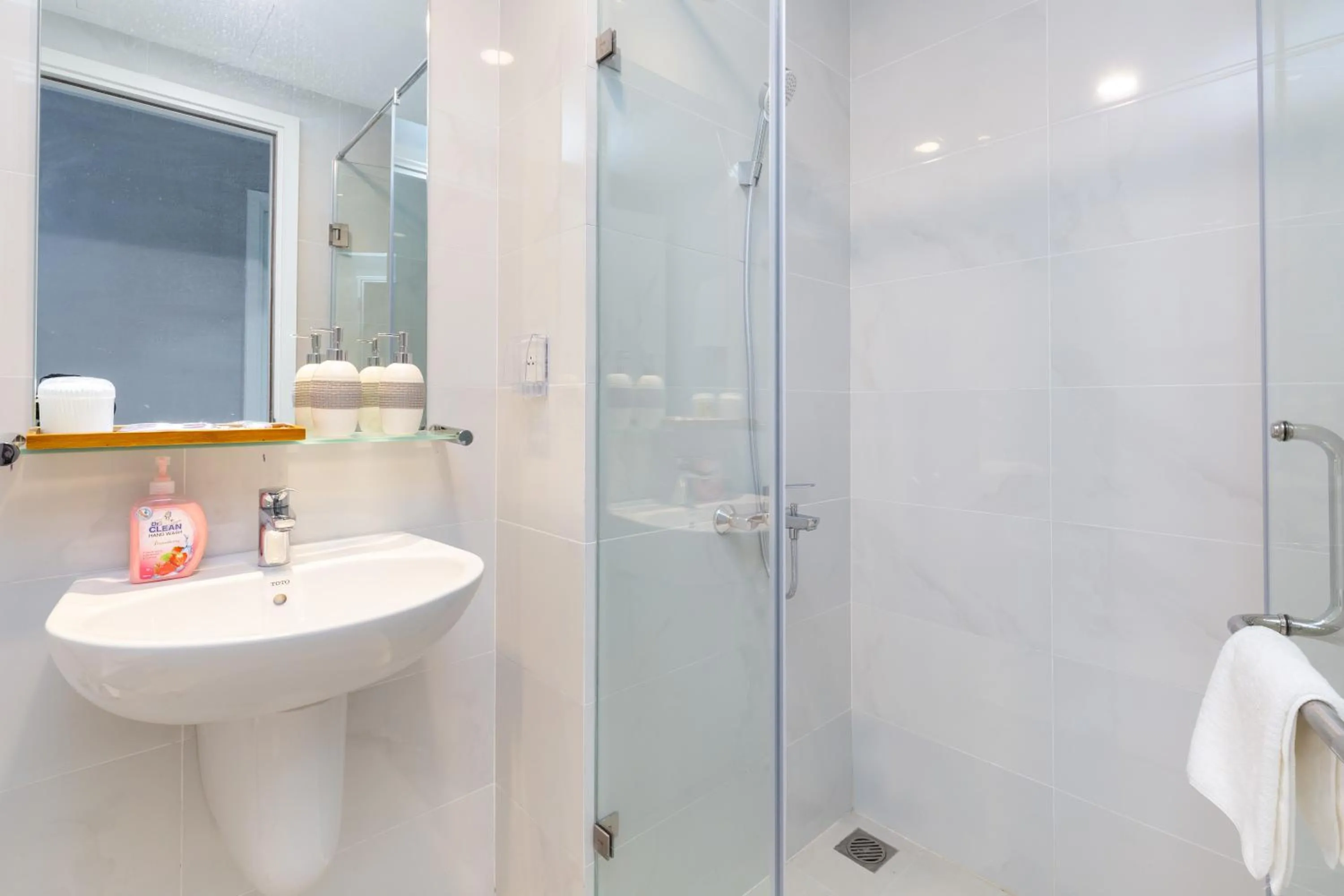 Shower in Blue Fingers Masteri An Phu