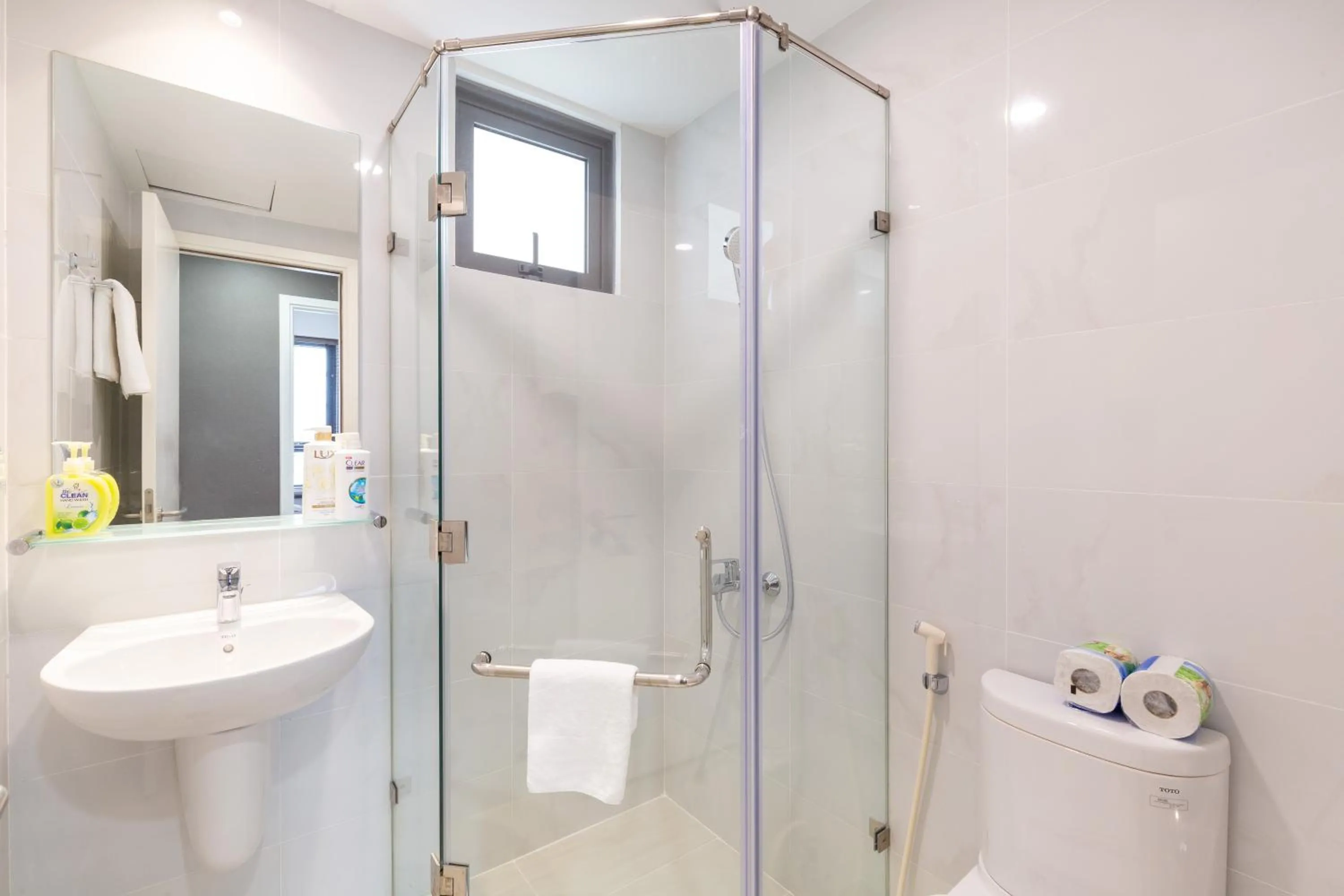 Shower in Blue Fingers Masteri An Phu