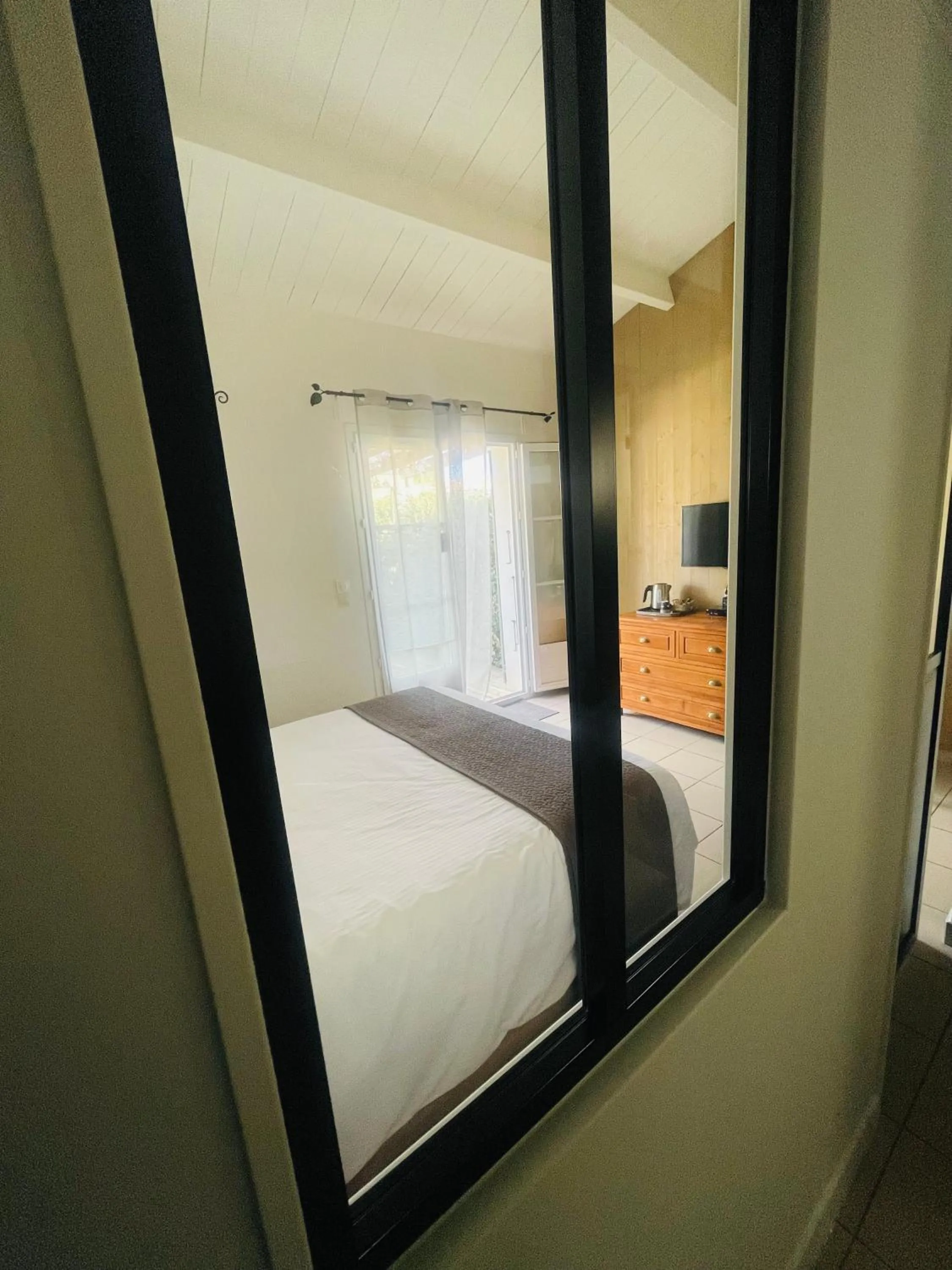 Bedroom, Bed in La Villa - Hôtel Bien Être