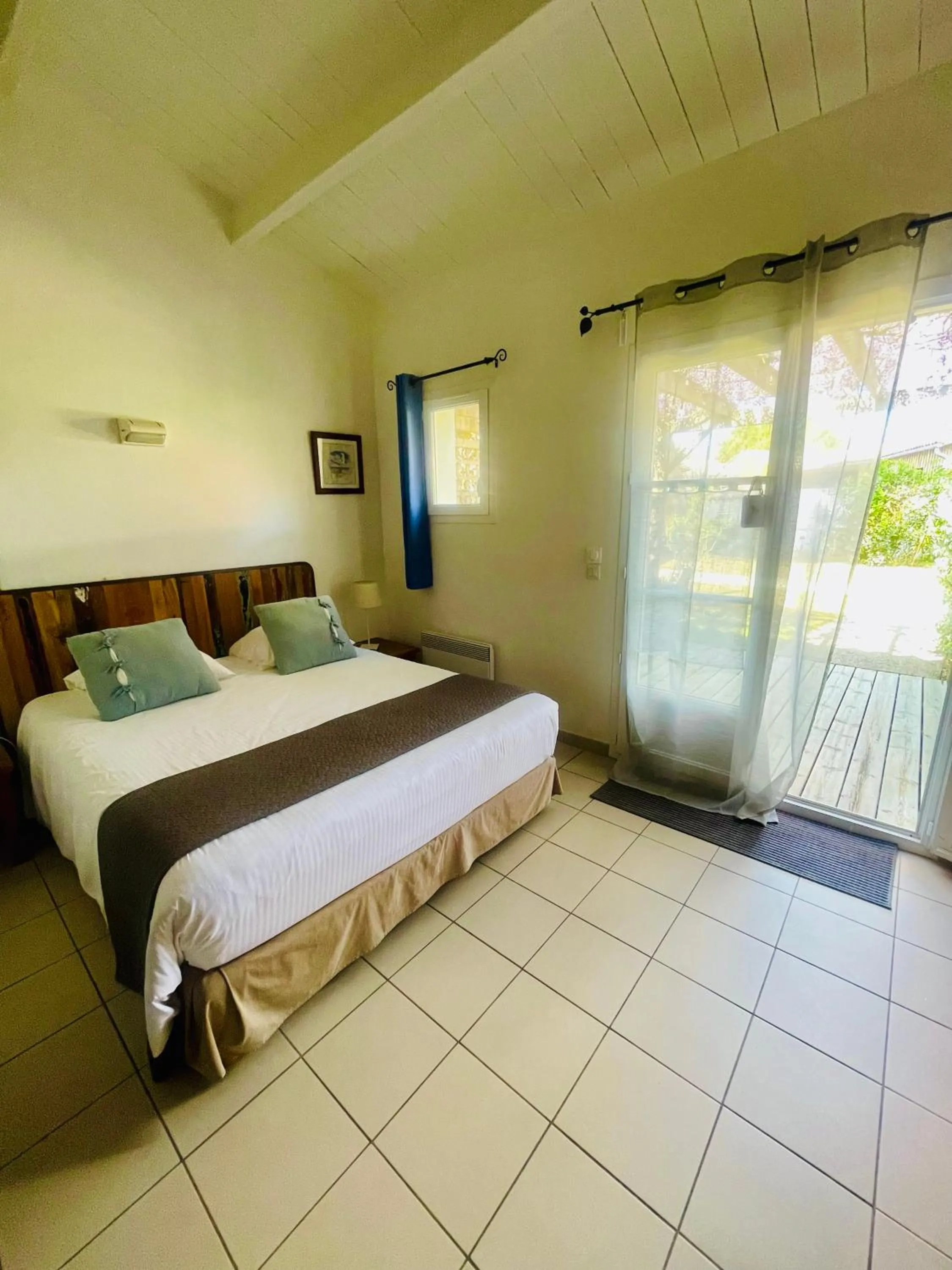 View (from property/room), Bed in La Villa - Hôtel Bien Être