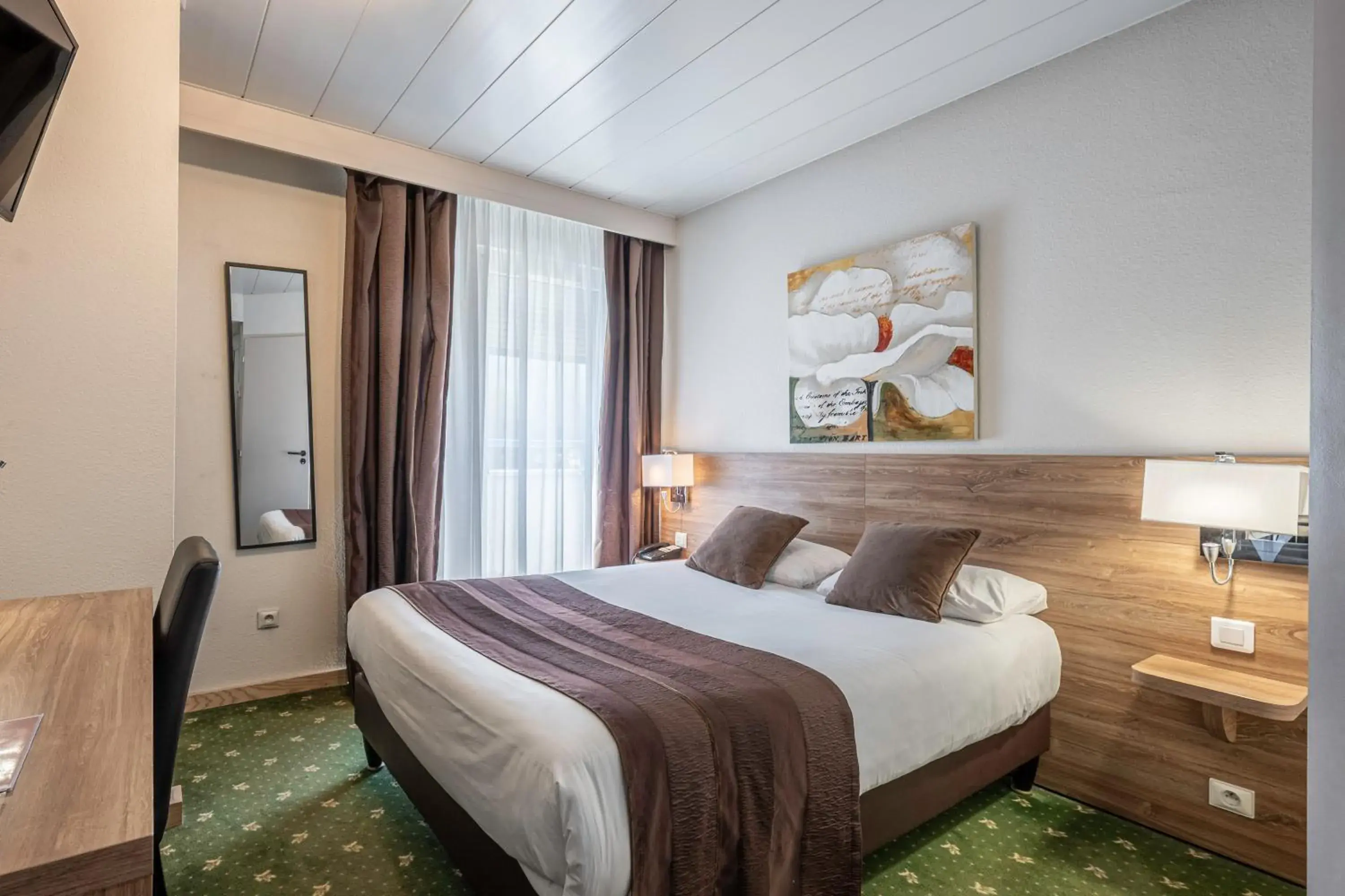 Property building, Bed in The Originals City, Hôtel du Faucigny, Cluses Ouest Property building, Bed in The Originals City, Hôtel du Faucigny, Cluses Ouest