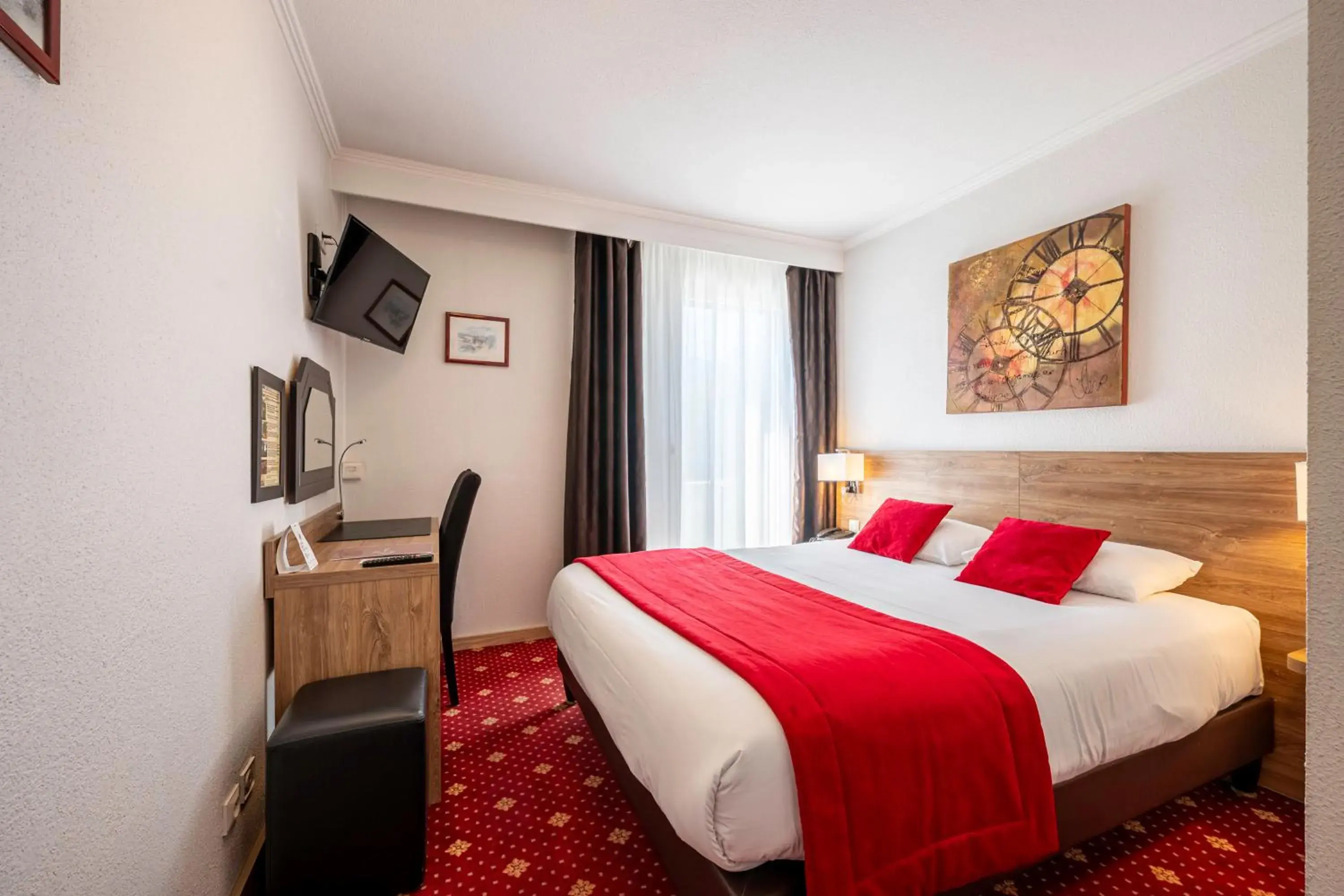 Property building, Bed in The Originals City, Hôtel du Faucigny, Cluses Ouest Property building, Bed in The Originals City, Hôtel du Faucigny, Cluses Ouest