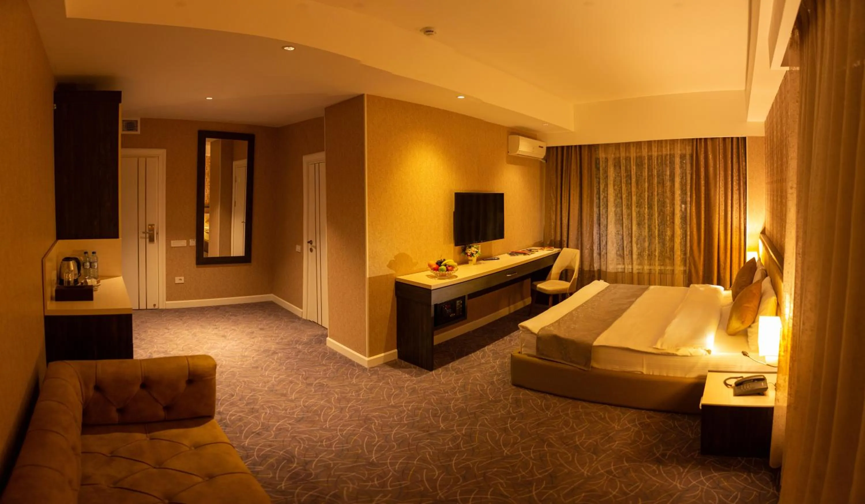 TV and multimedia, Bed in Parkway Inn Hotel & Spa