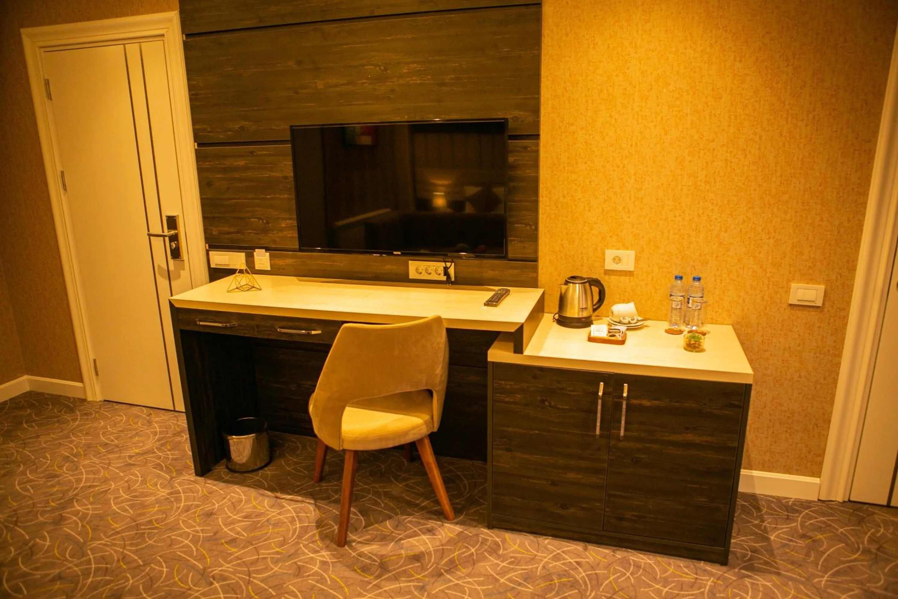 TV and multimedia in Parkway Inn Hotel & Spa