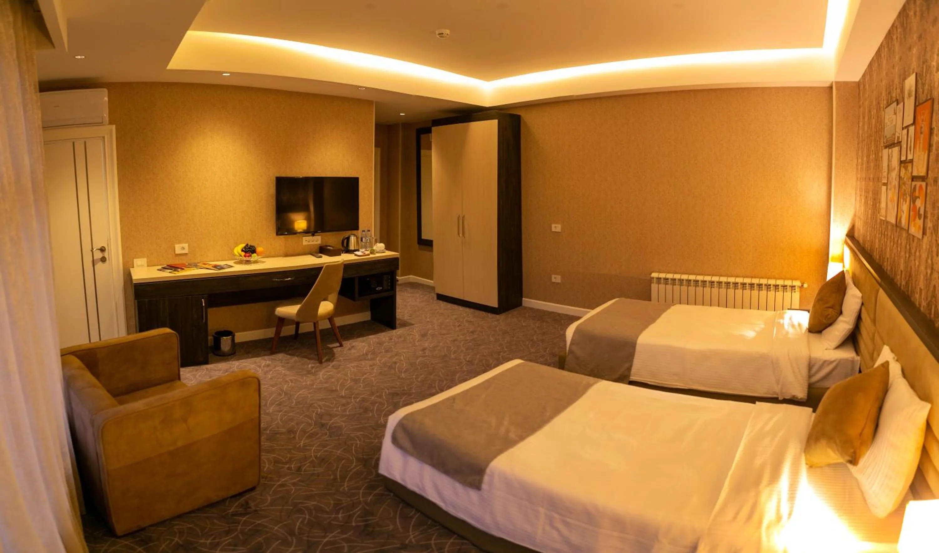 Photo of the whole room, Bed in Parkway Inn Hotel & Spa