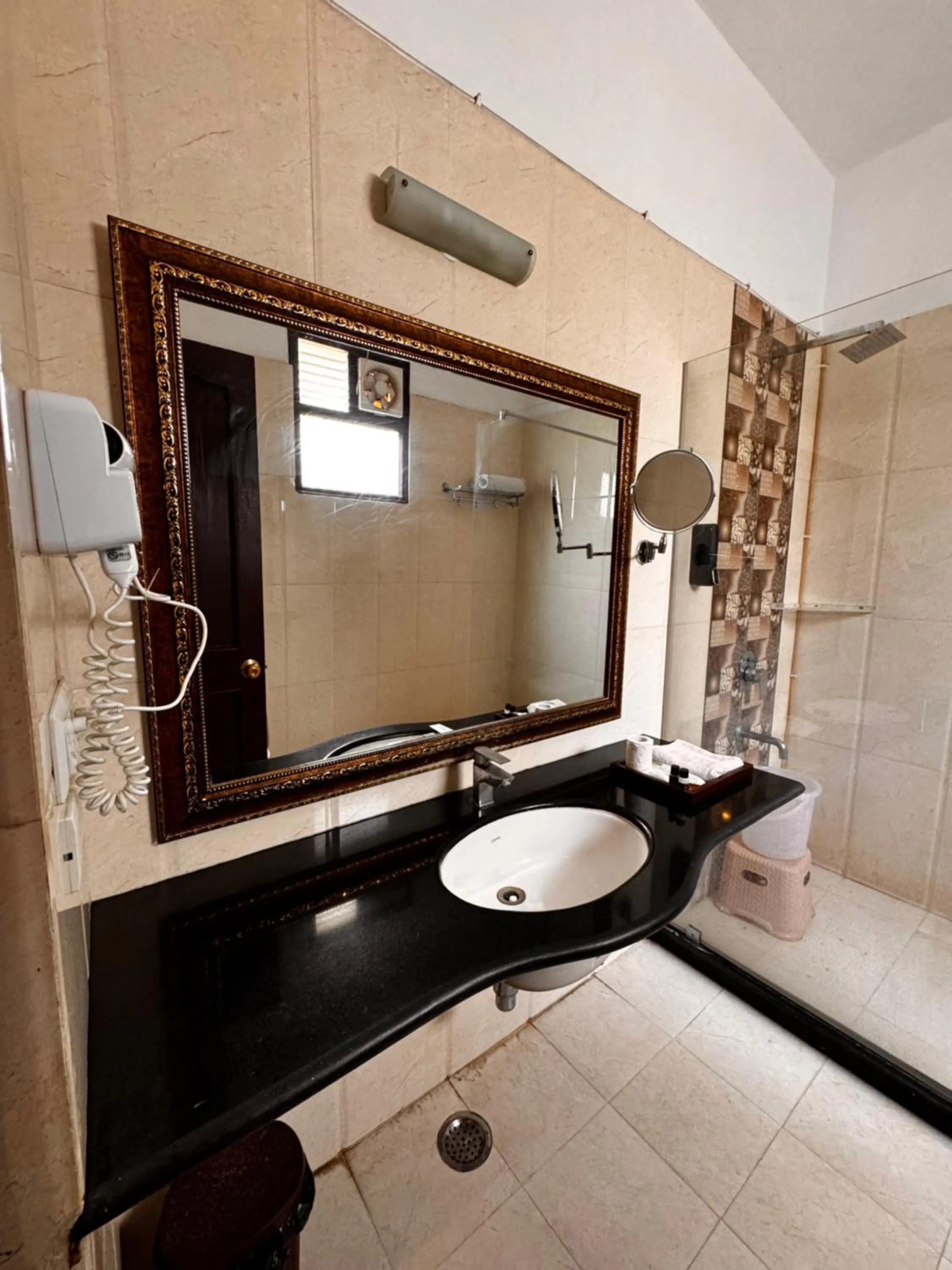 Bathroom in Hotel Boheda Palace - 1KM away from Lake Pichola