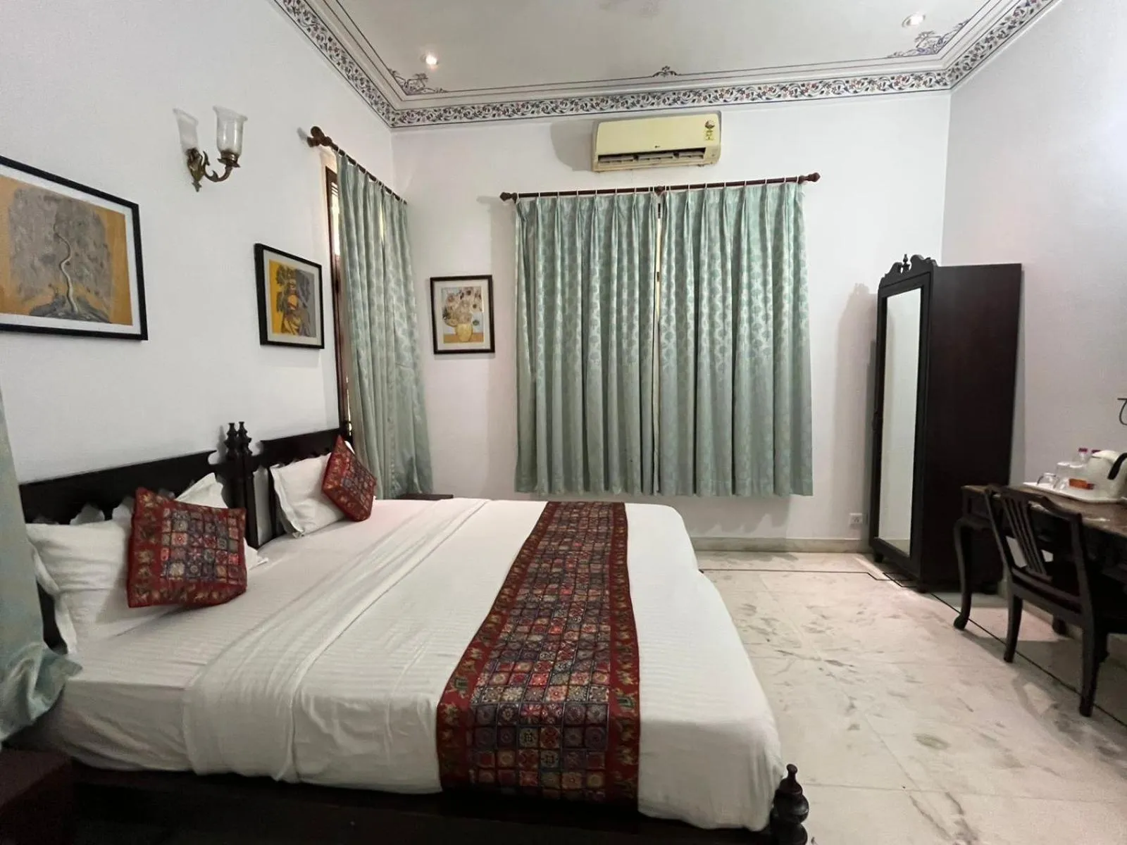 Bed in Hotel Boheda Palace - 1KM away from Lake Pichola