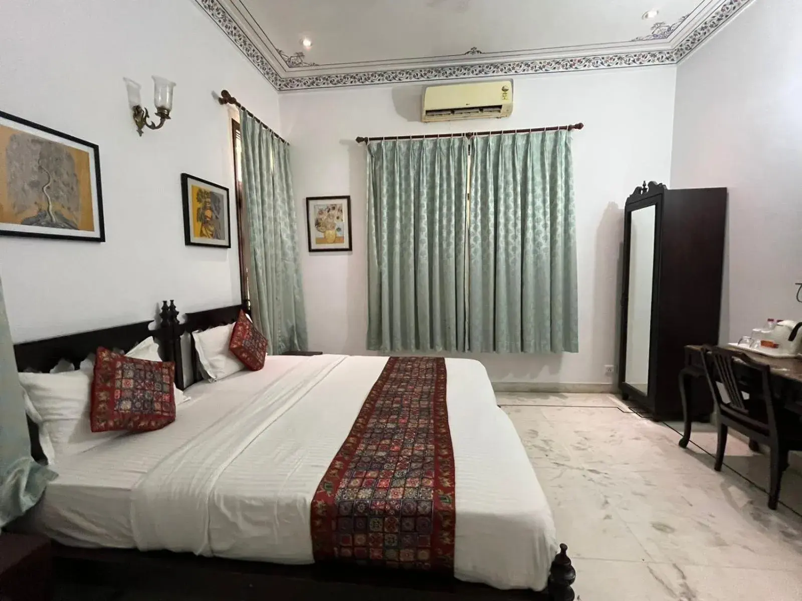 Bed in Hotel Boheda Palace - 1KM away from Lake Pichola Bed in Hotel Boheda Palace - 1KM away from Lake Pichola