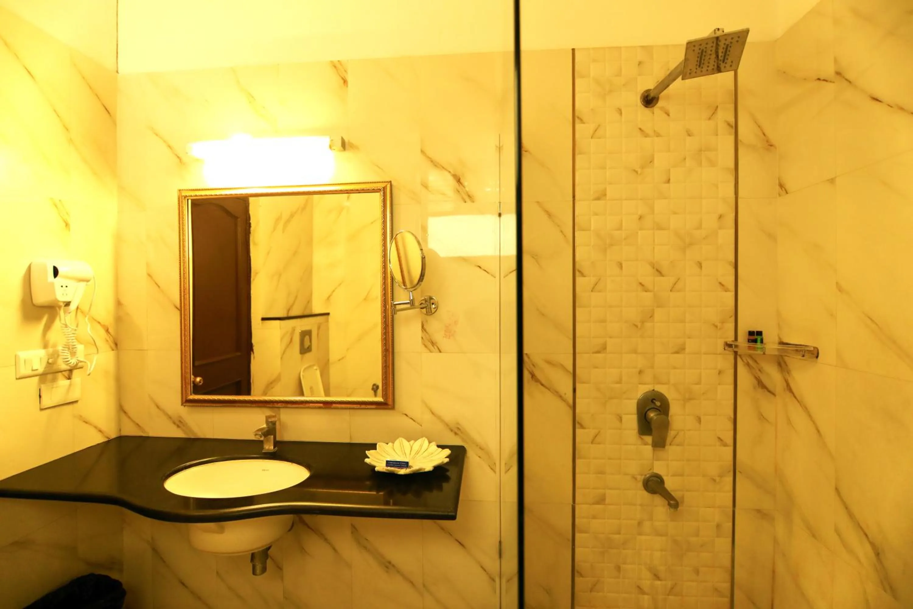 Bathroom in Hotel Boheda Palace - 1KM away from Lake Pichola