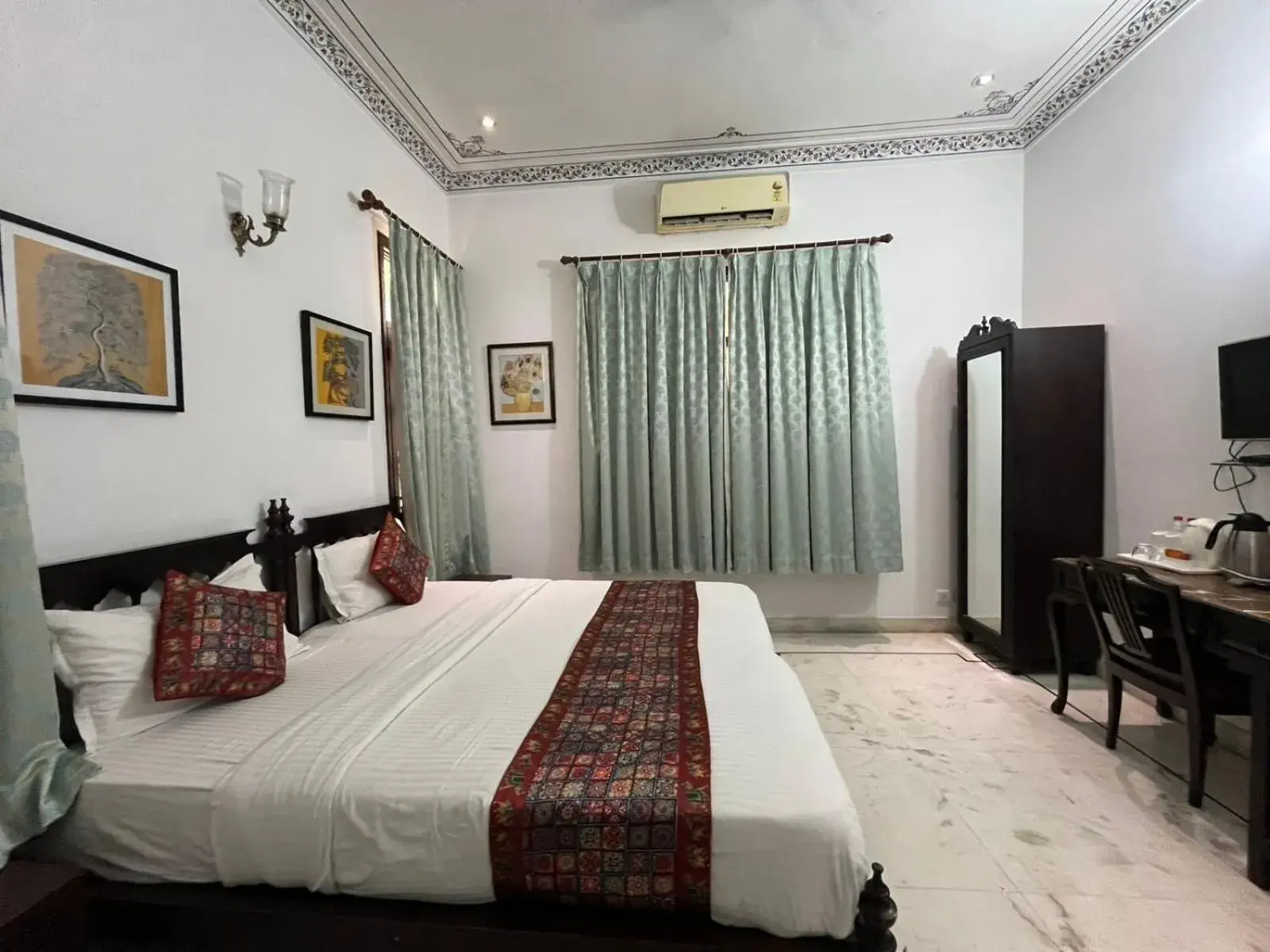 Bed in Hotel Boheda Palace - 1KM away from Lake Pichola Bed in Hotel Boheda Palace - 1KM away from Lake Pichola