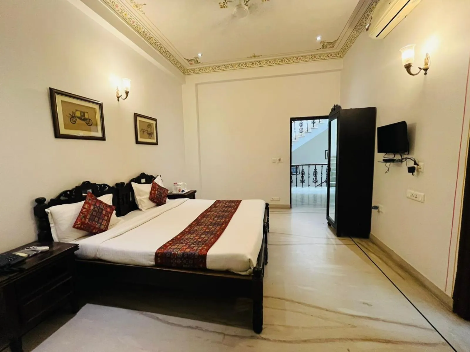 Bed in Hotel Boheda Palace - 1KM away from Lake Pichola