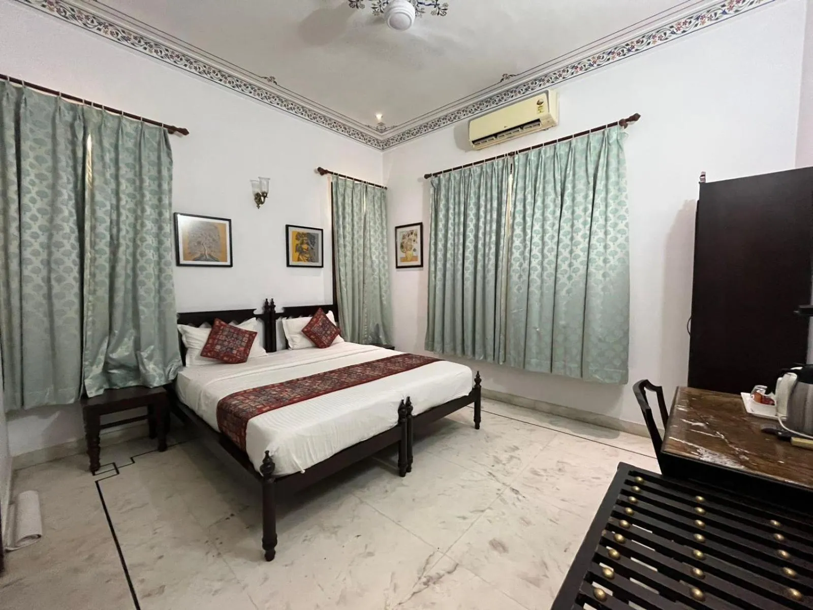 Bed in Hotel Boheda Palace - 1KM away from Lake Pichola