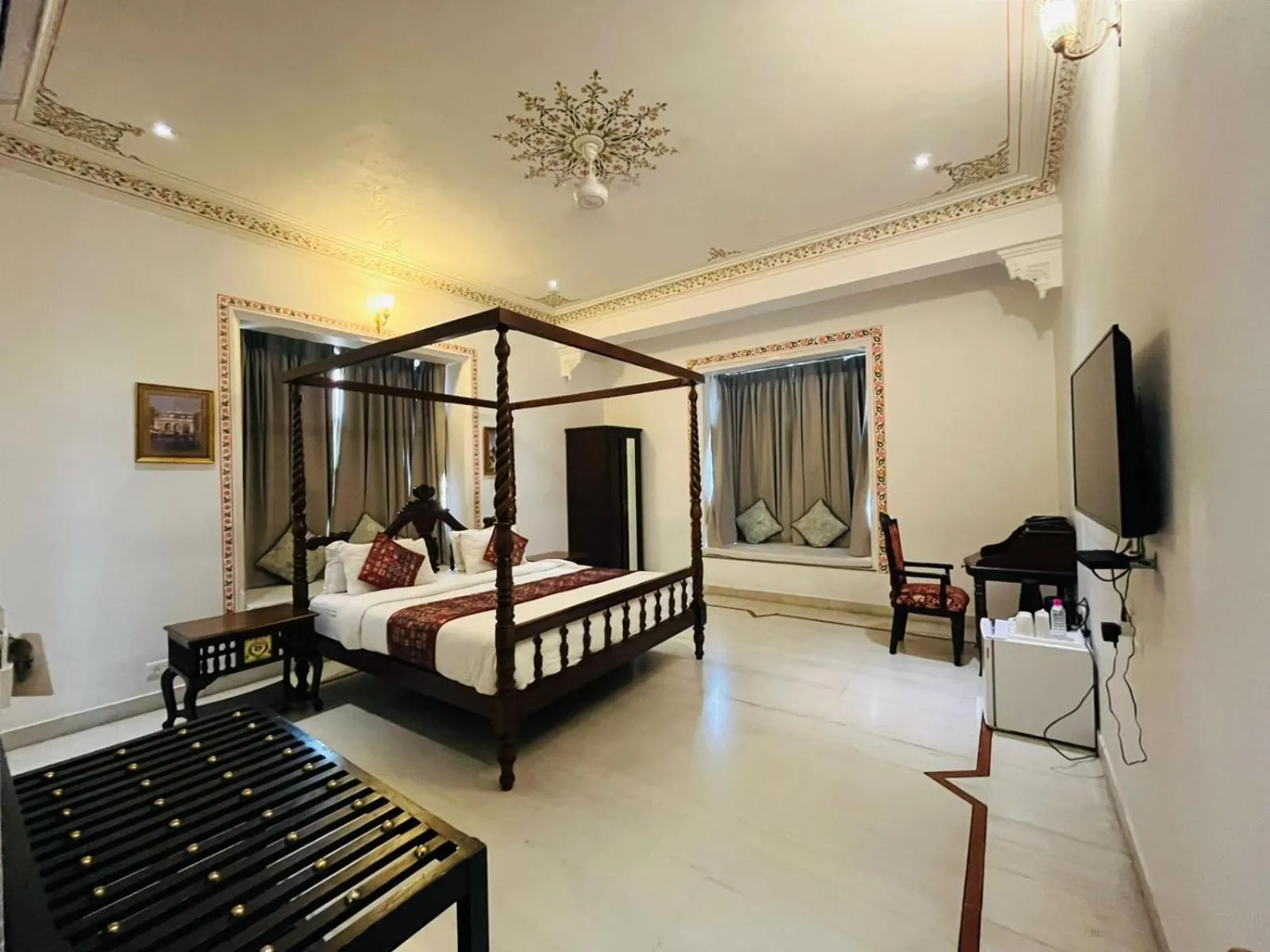Bed in Hotel Boheda Palace - 1KM away from Lake Pichola