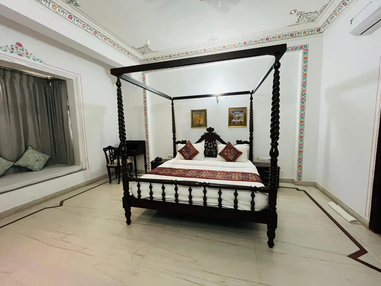 Bedroom, Bed in Hotel Boheda Palace - 1KM away from Lake Pichola Bedroom, Bed in Hotel Boheda Palace - 1KM away from Lake Pichola