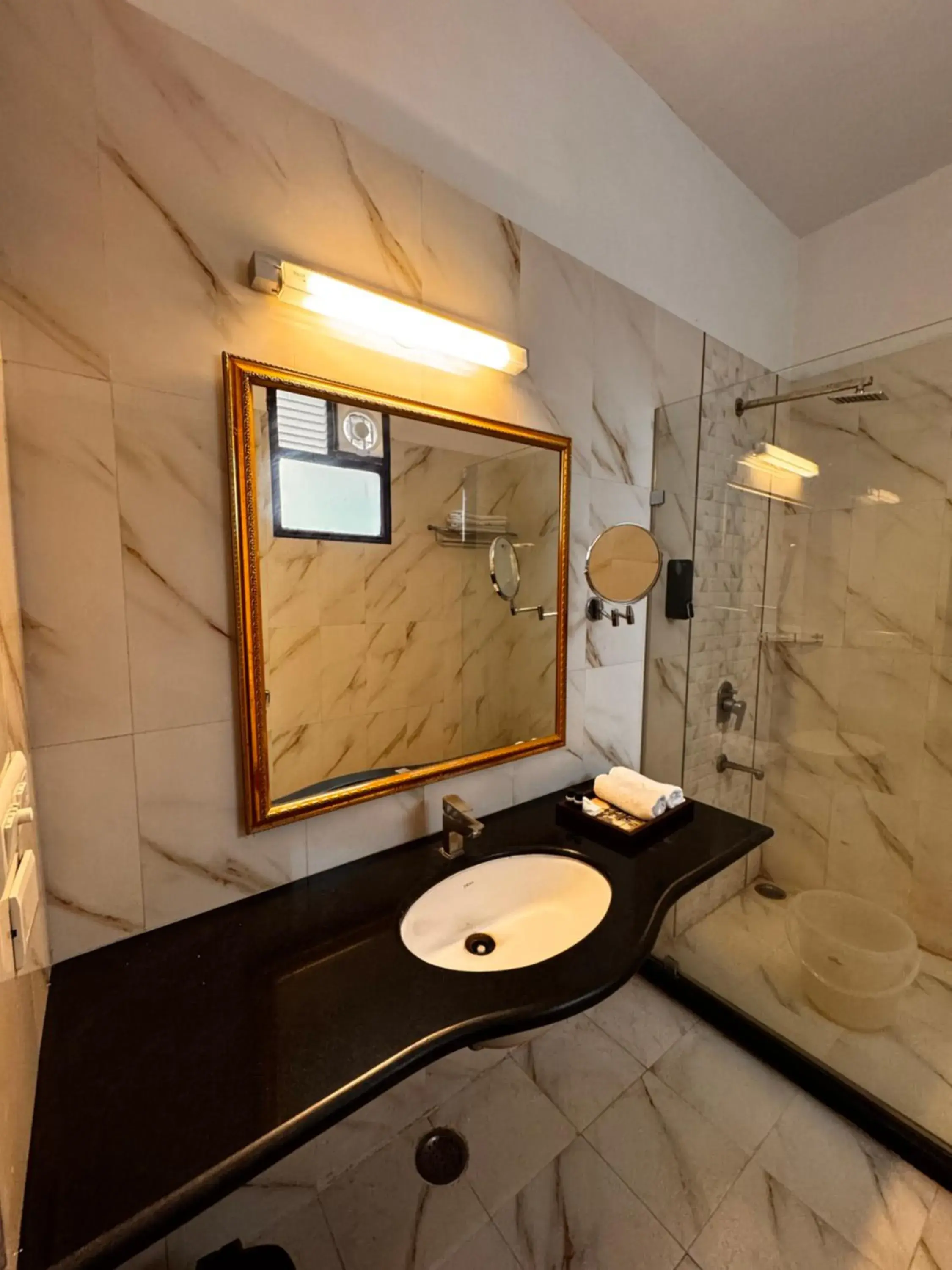 Bathroom in Hotel Boheda Palace - 1KM away from Lake Pichola Bathroom in Hotel Boheda Palace - 1KM away from Lake Pichola