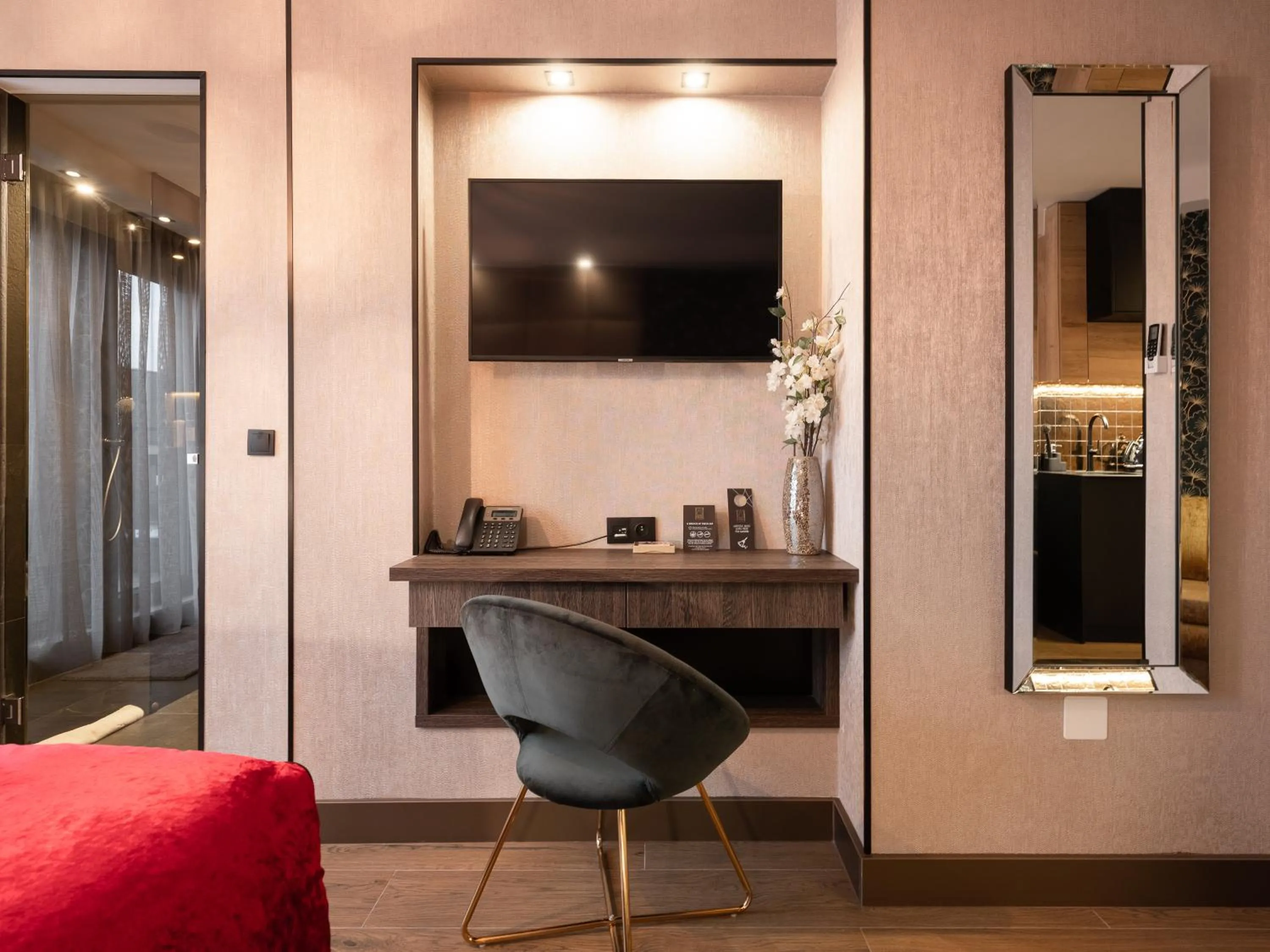 TV and multimedia in Art Suites Boutique Hotel - Krakow Center