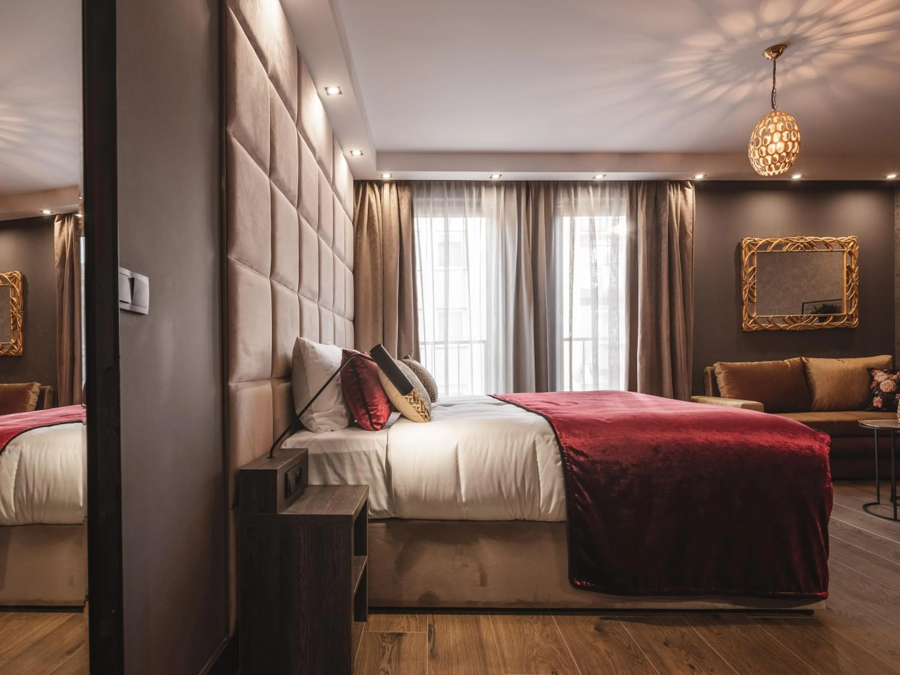 Toilet, Bed in Art Suites Boutique Hotel - Krakow Center