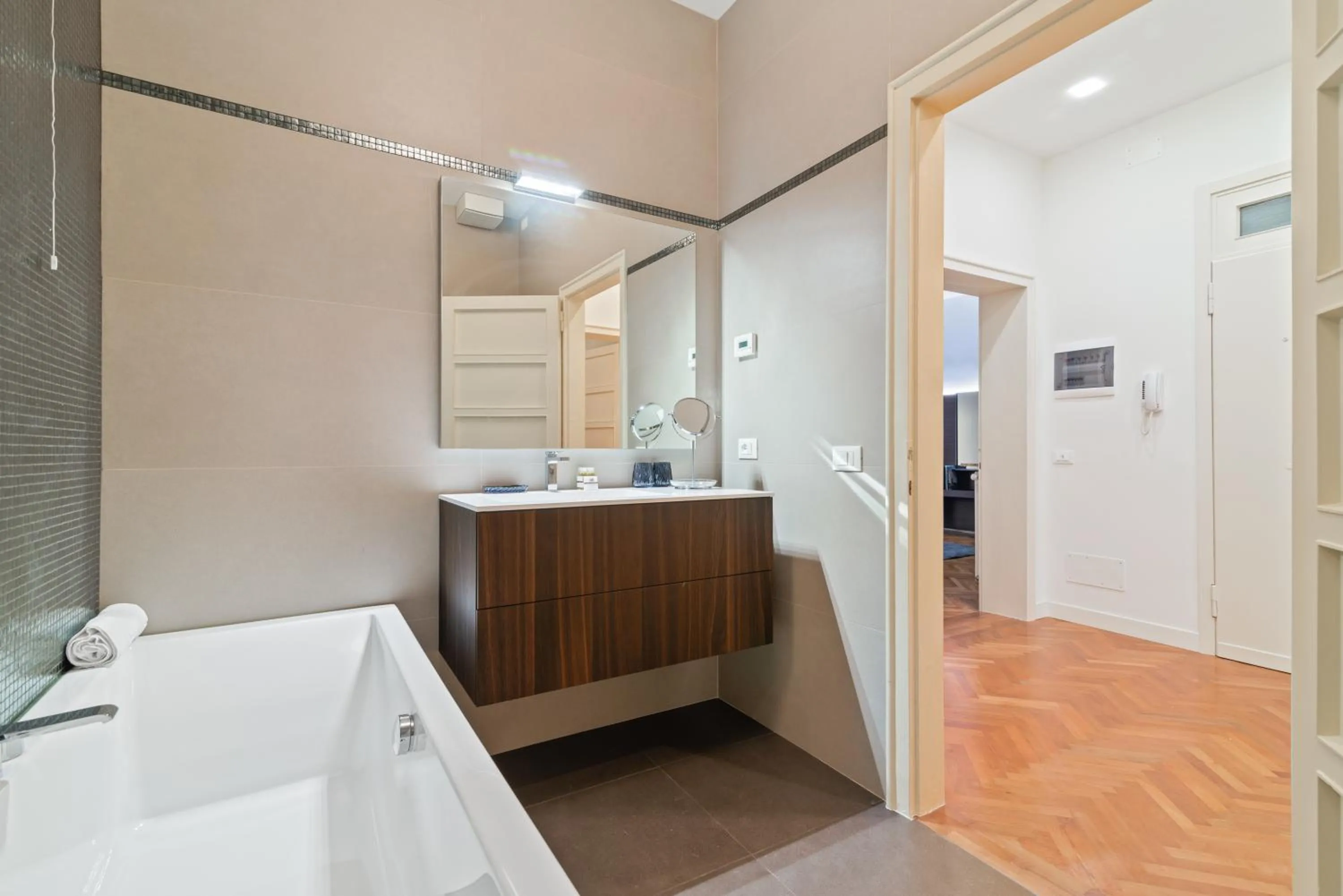 Bathroom, Bed in GuestHost - San Fermo Luxury Apartment