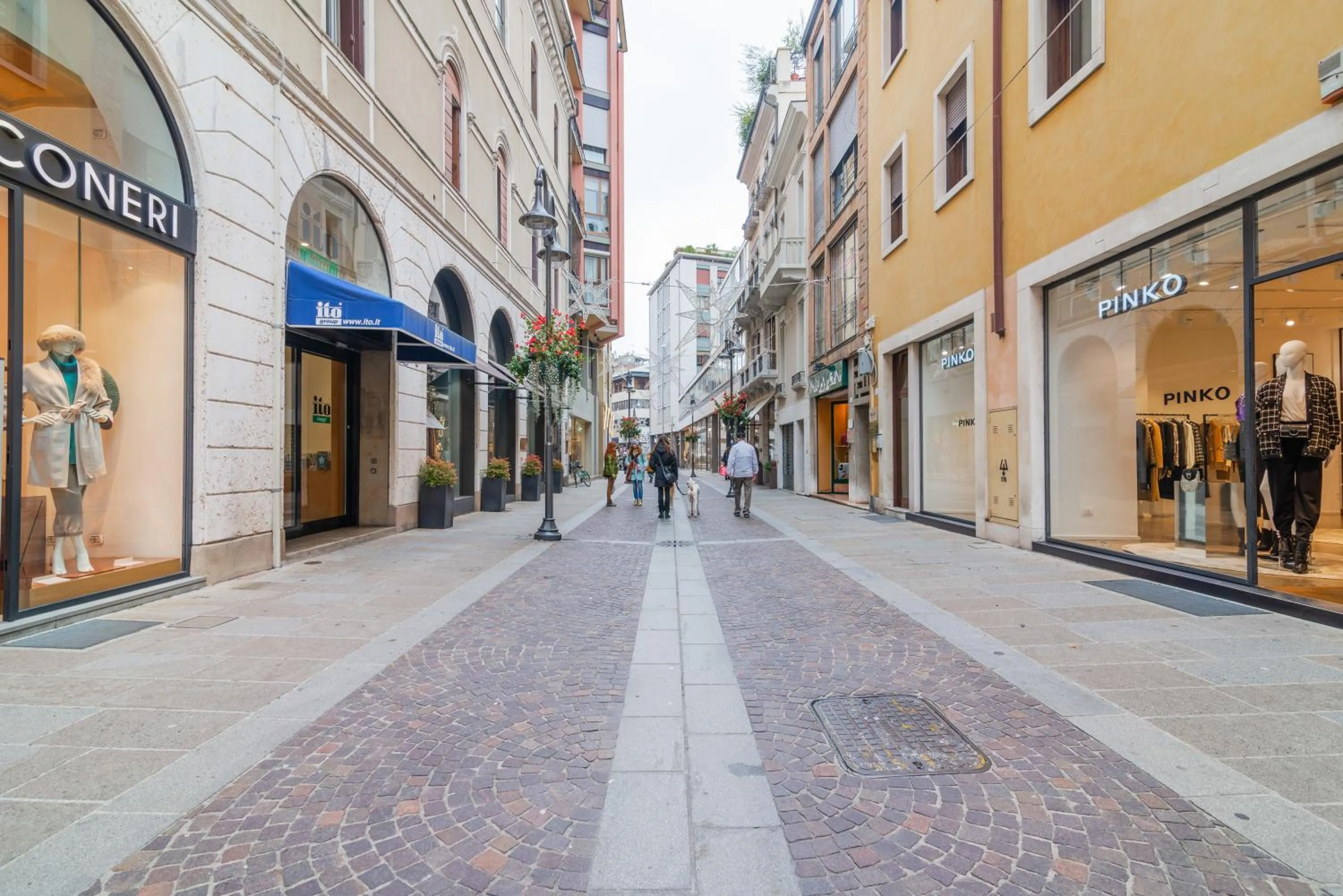 Neighbourhood in GuestHost - San Fermo Luxury Apartment