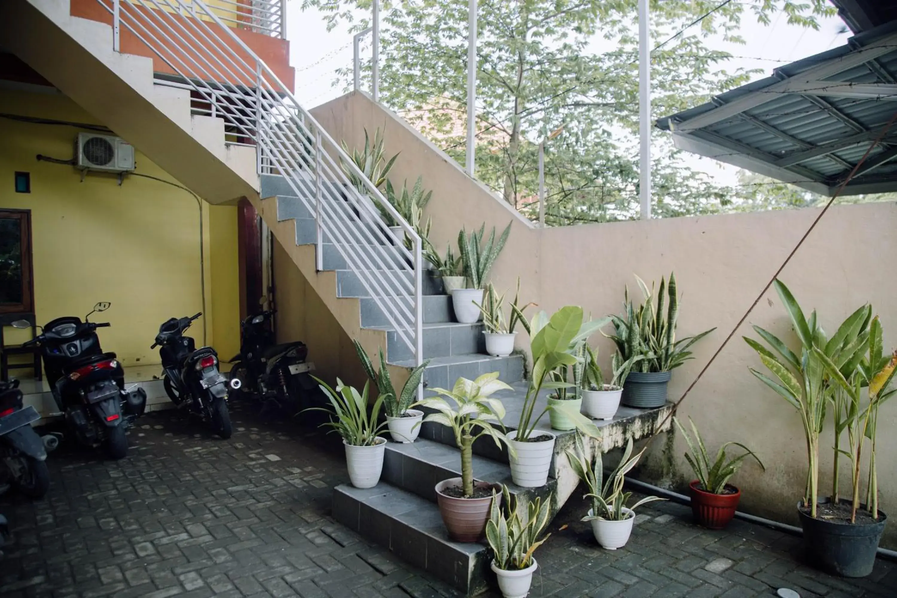 Property building in RedDoorz at Hening Homestay Property building in RedDoorz at Hening Homestay