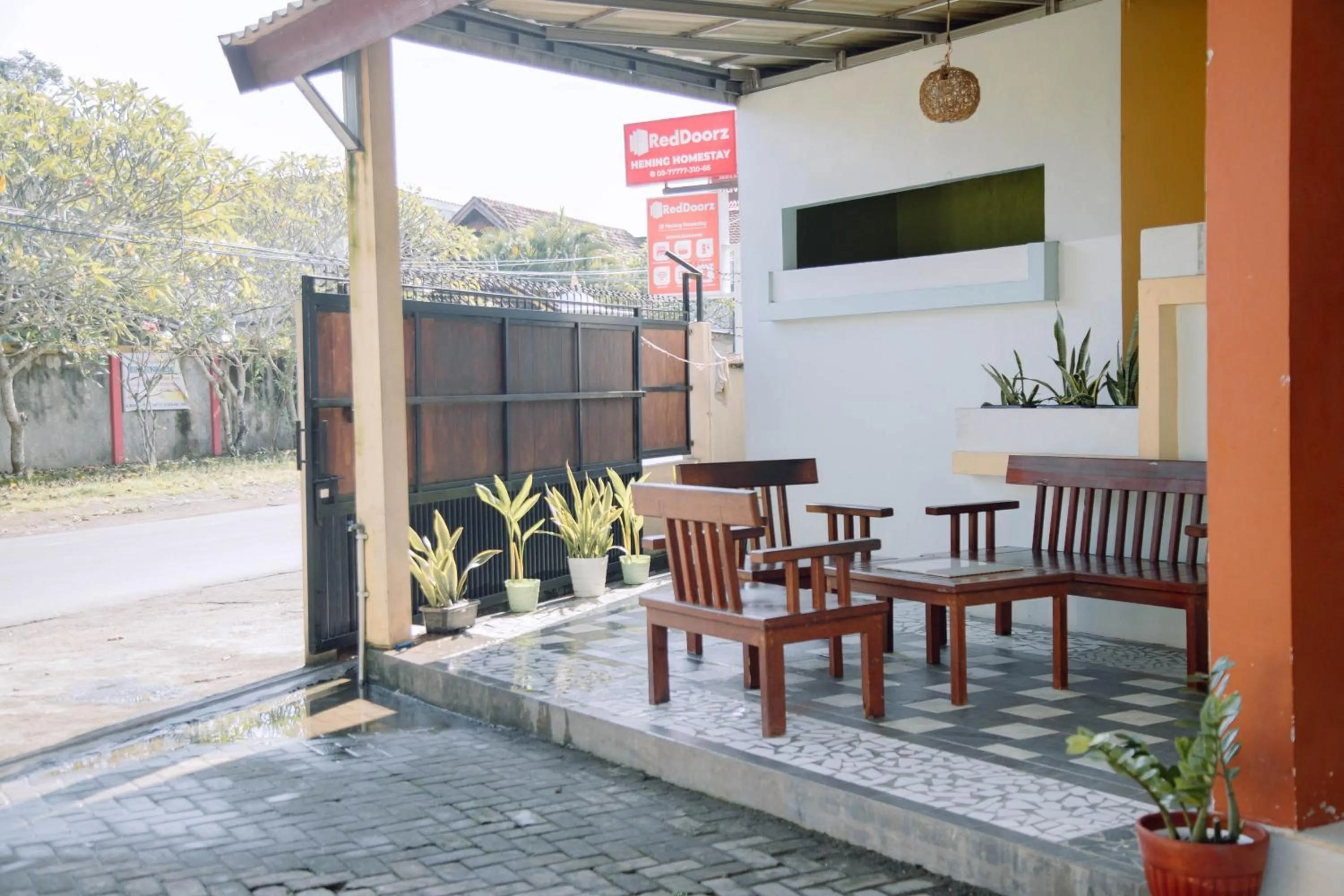 Seating area in RedDoorz at Hening Homestay