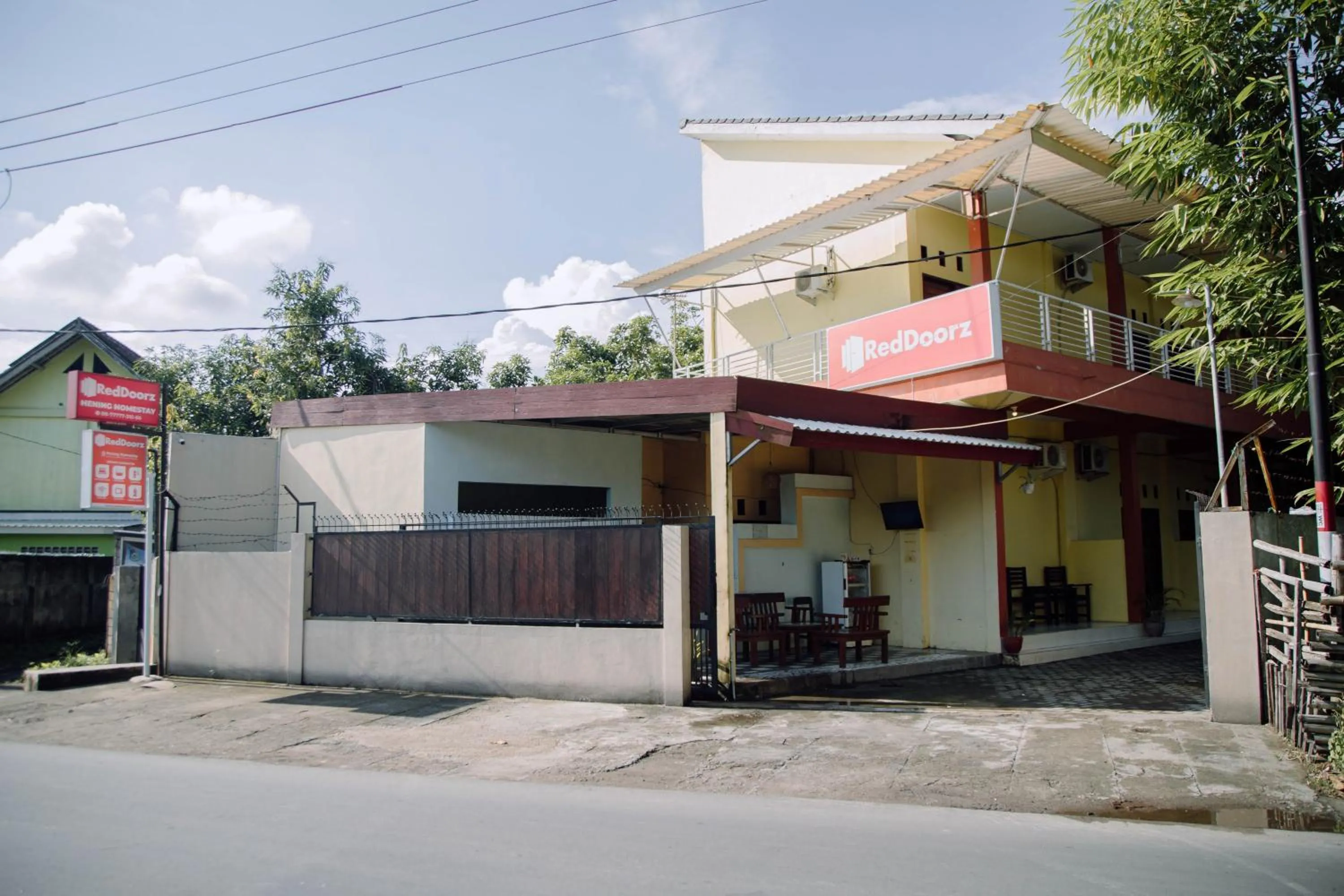 Facade/entrance in RedDoorz at Hening Homestay
