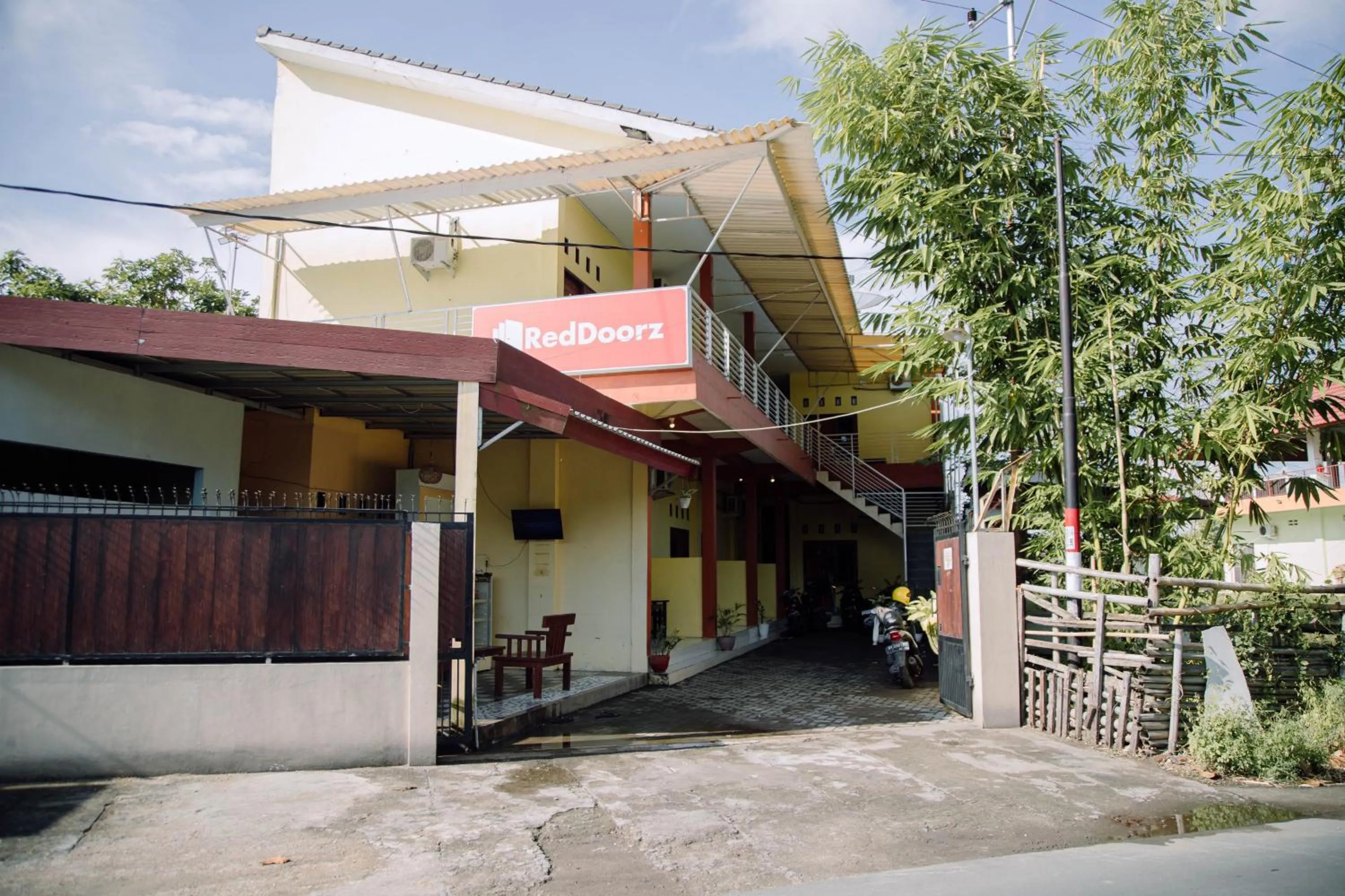 Facade/entrance in RedDoorz at Hening Homestay
