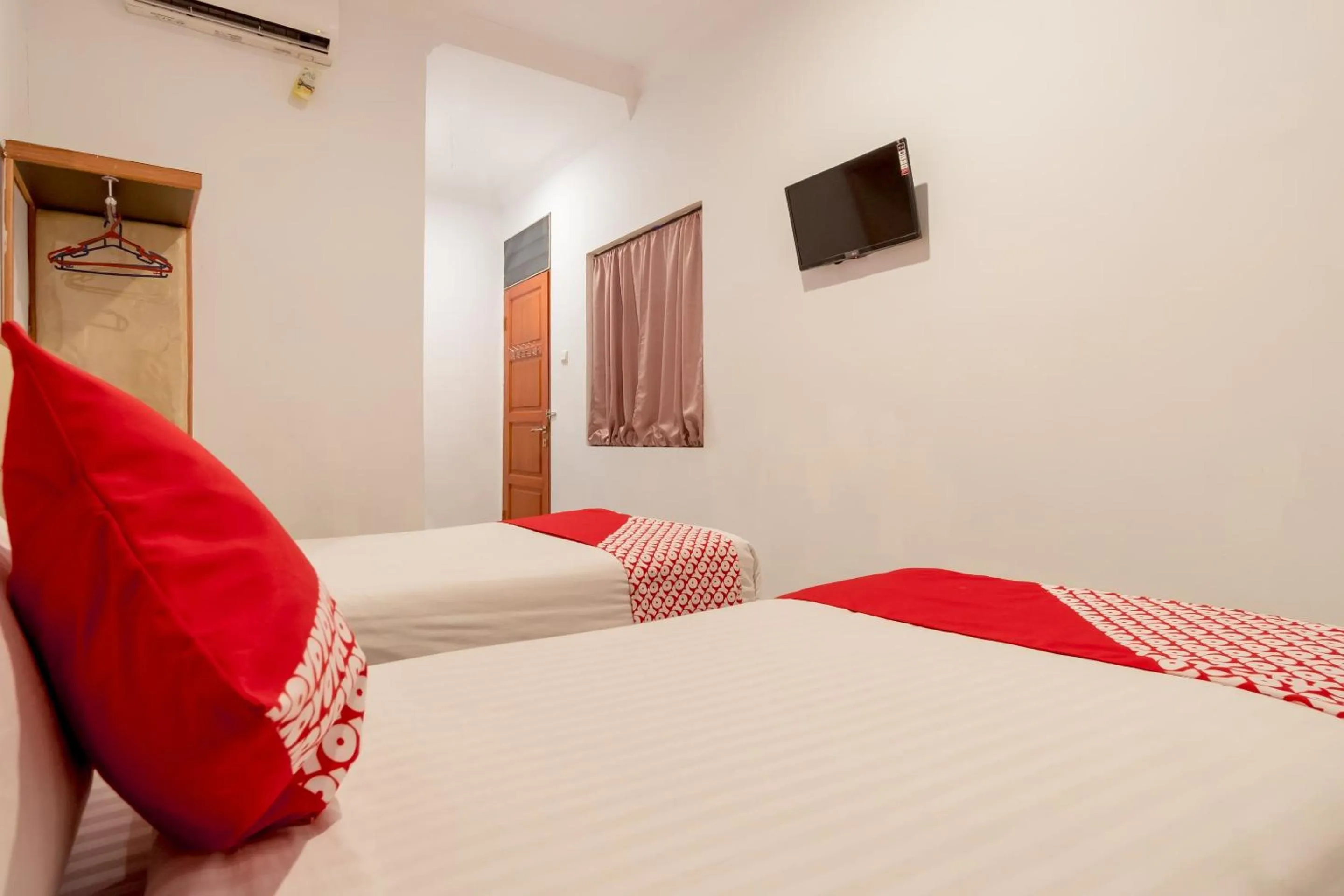 Bedroom in OYO 2410 Intan Hotel