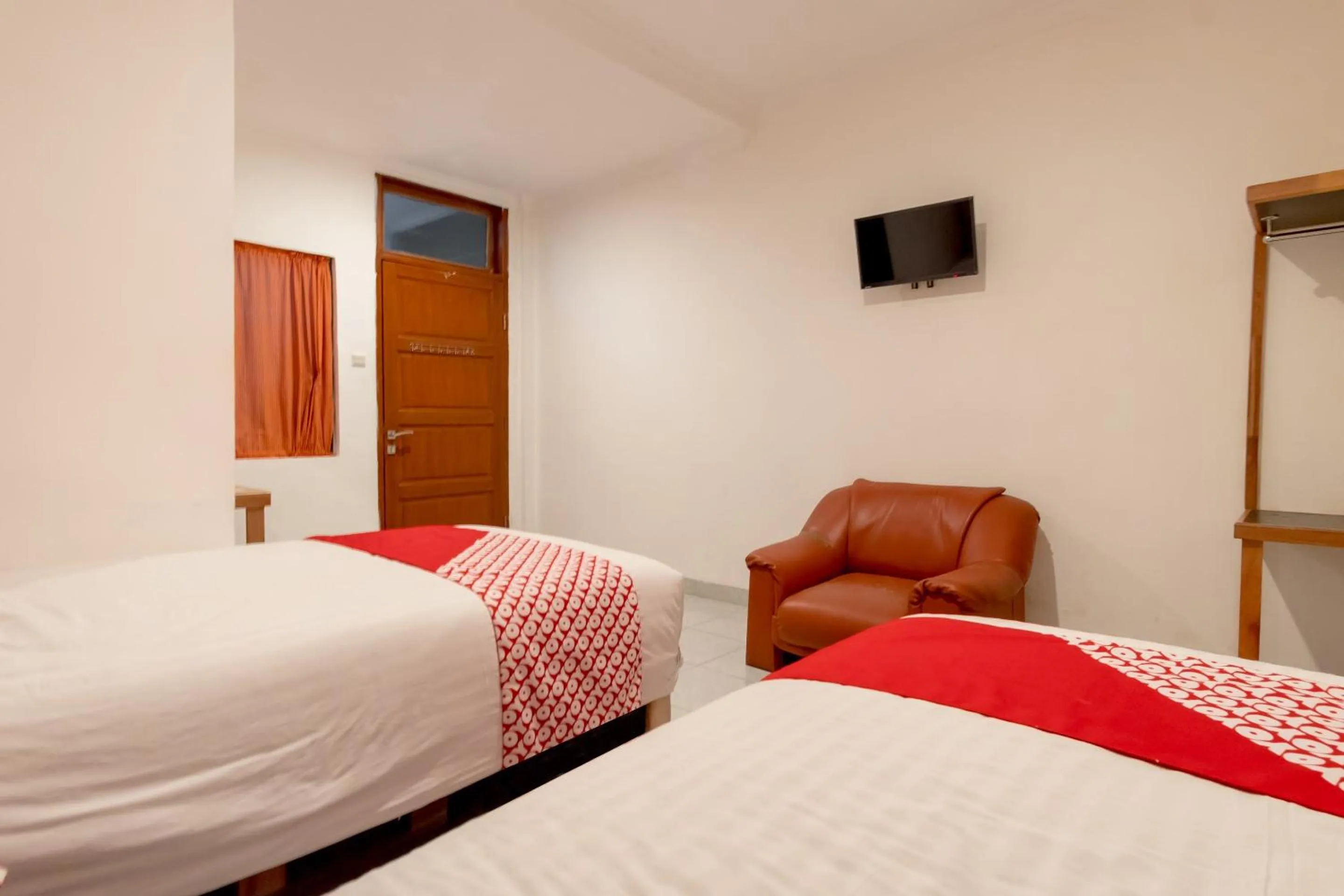 Bedroom in OYO 2410 Intan Hotel