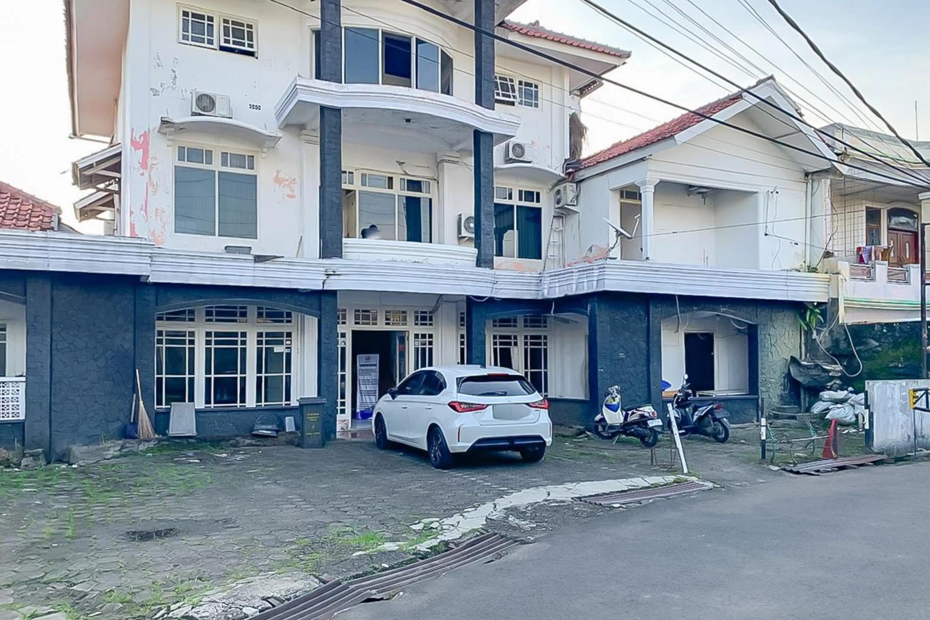 Facade/entrance in RedDoorz near Metro Bandung