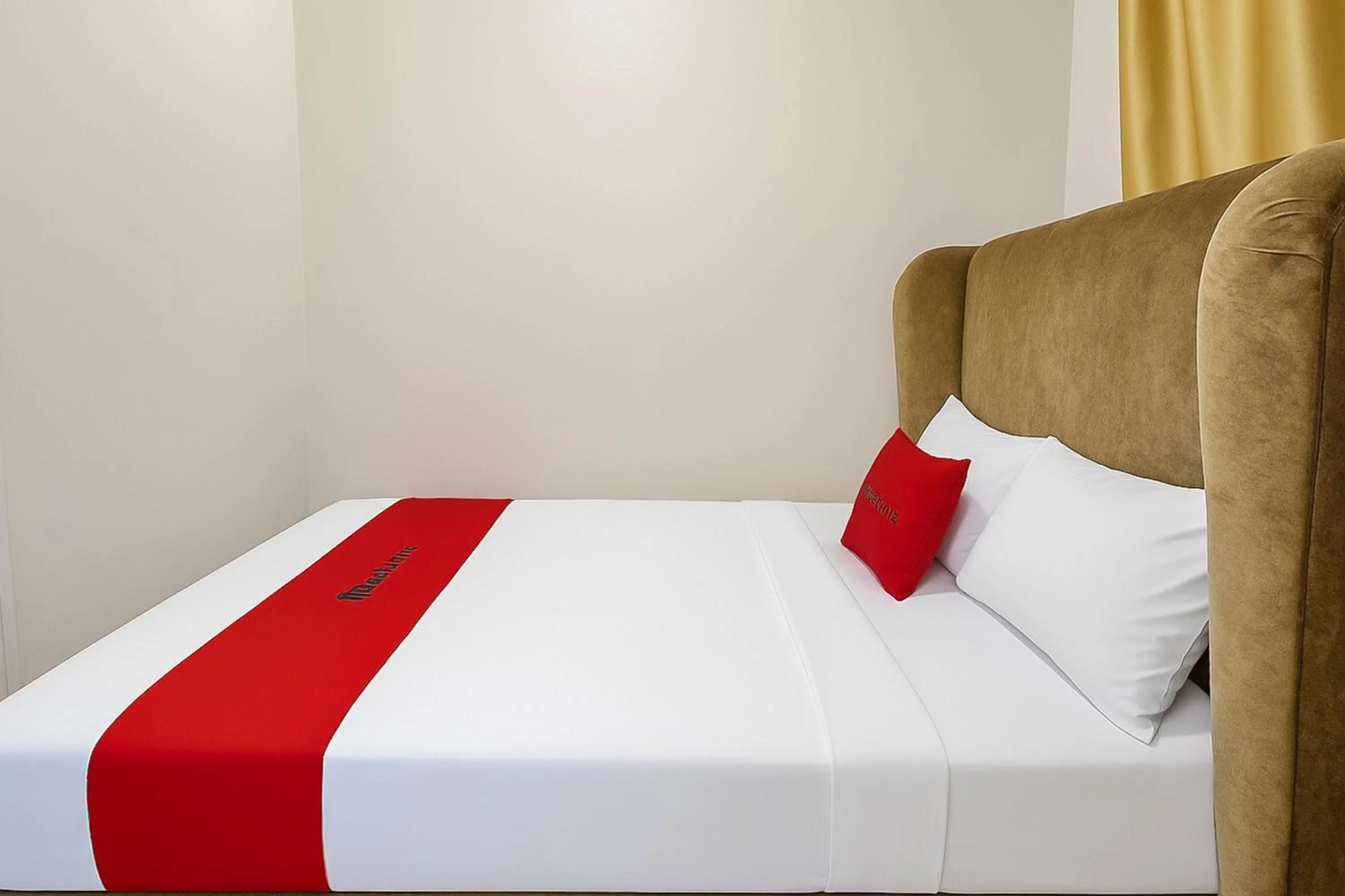 Bedroom, Bed in RedDoorz near Metro Bandung