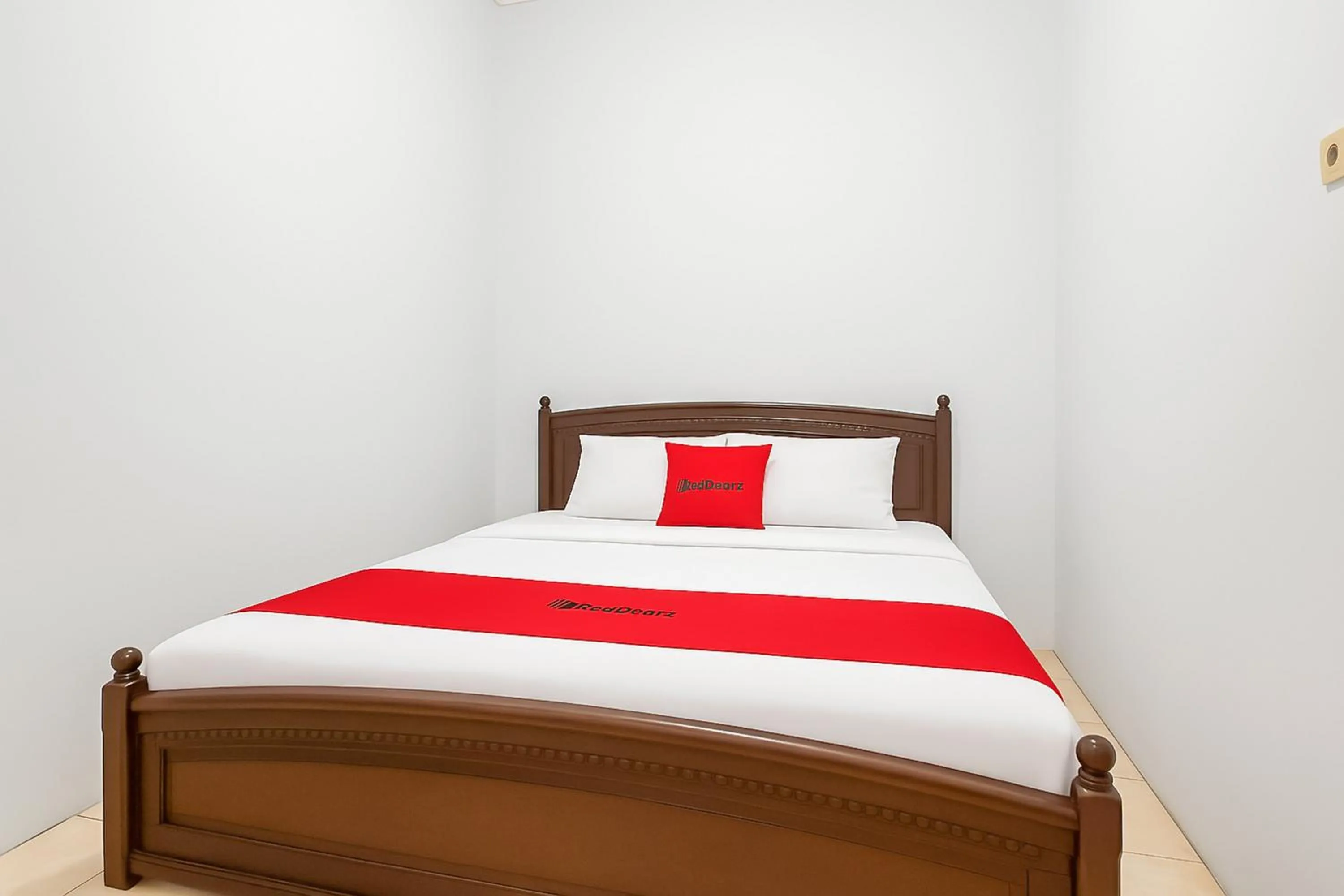 Bedroom, Bed in RedDoorz near Metro Bandung