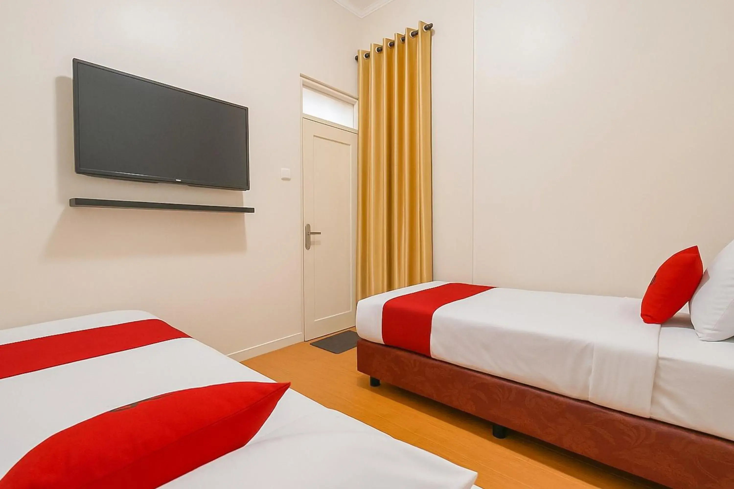 Standard Twin Room in RedDoorz near Metro Bandung Standard Twin Room in RedDoorz near Metro Bandung