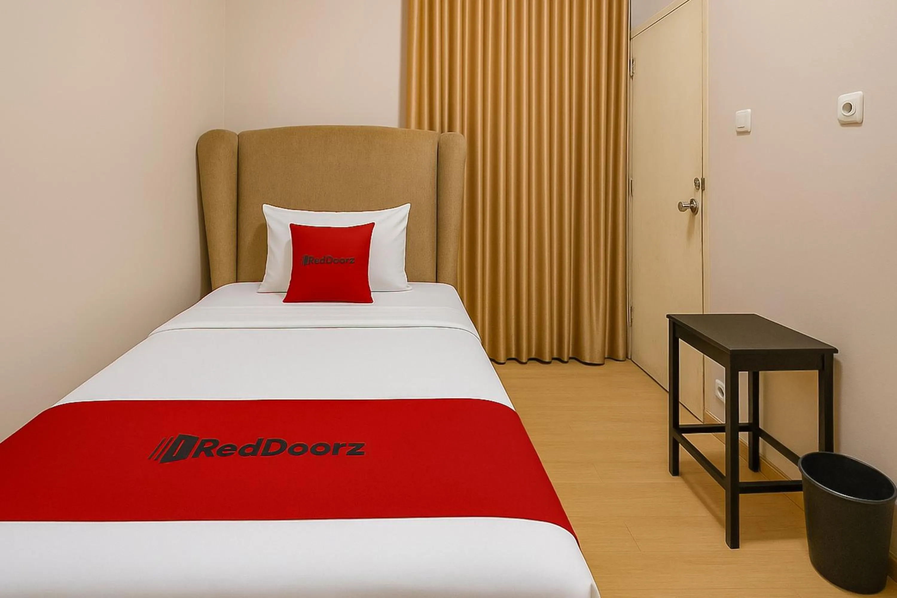 Bedroom, Bed in RedDoorz near Metro Bandung