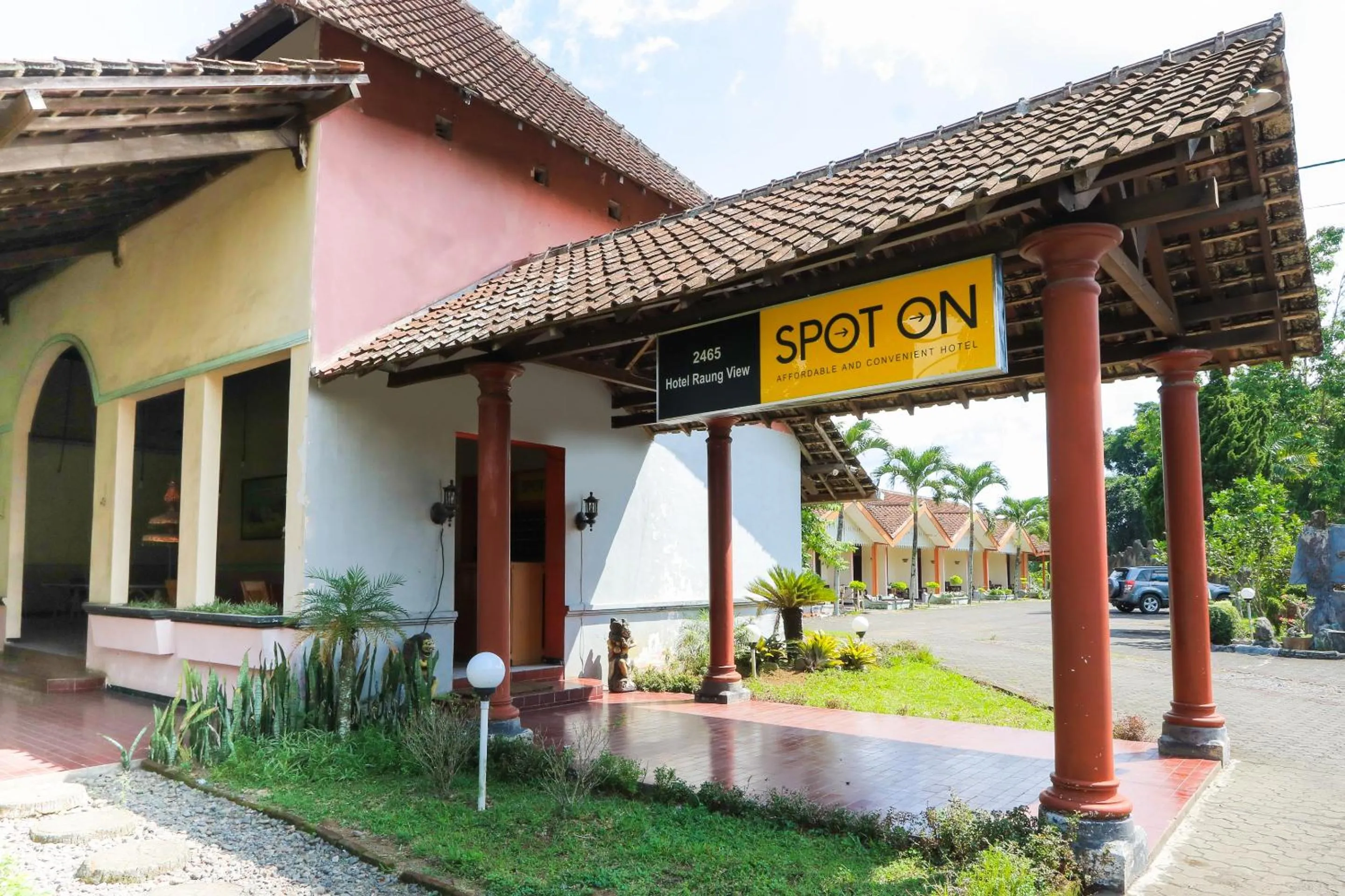 Facade/entrance in OYO 2465 Hotel Raung View