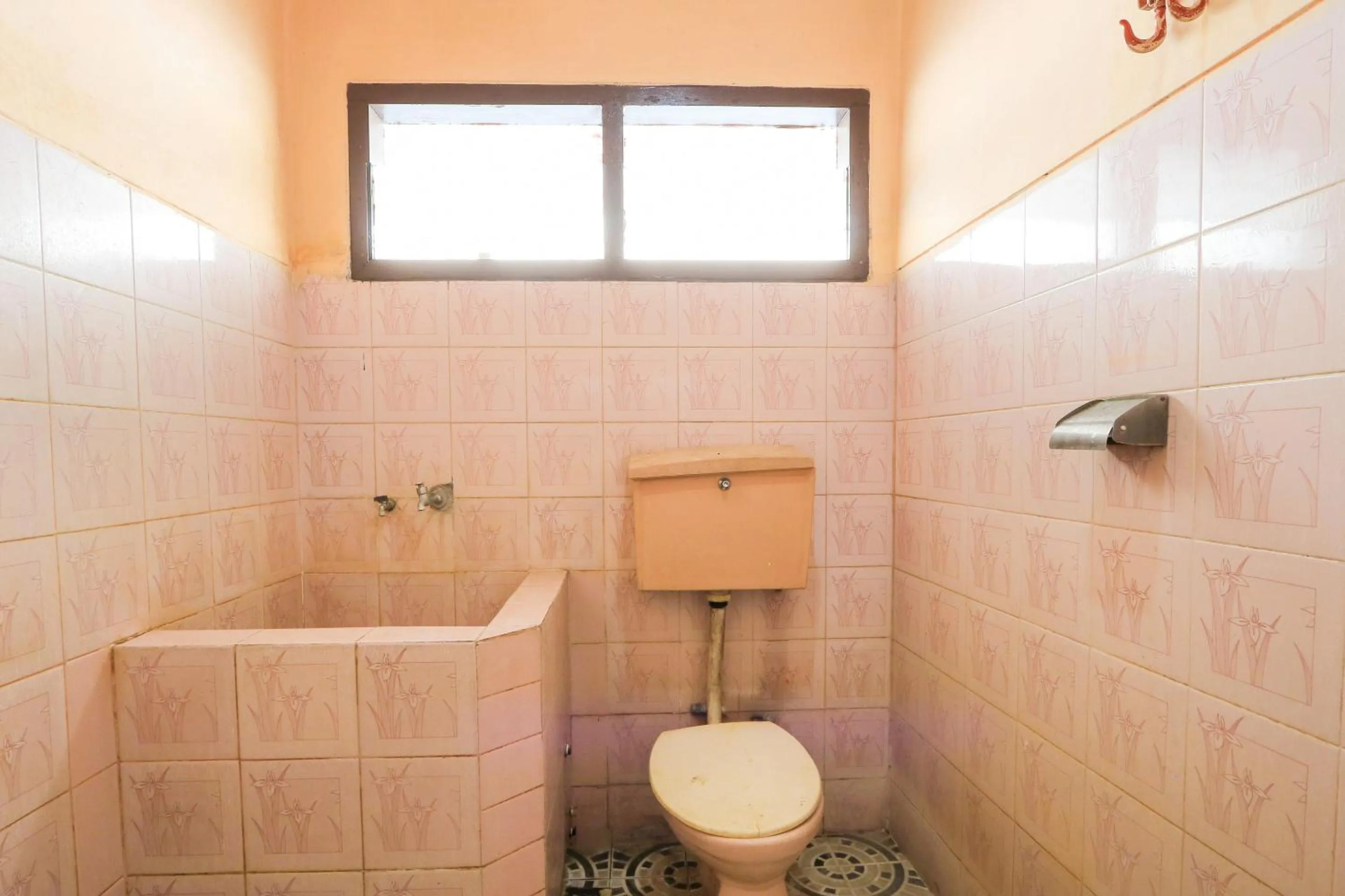 Bathroom in OYO 2465 Hotel Raung View