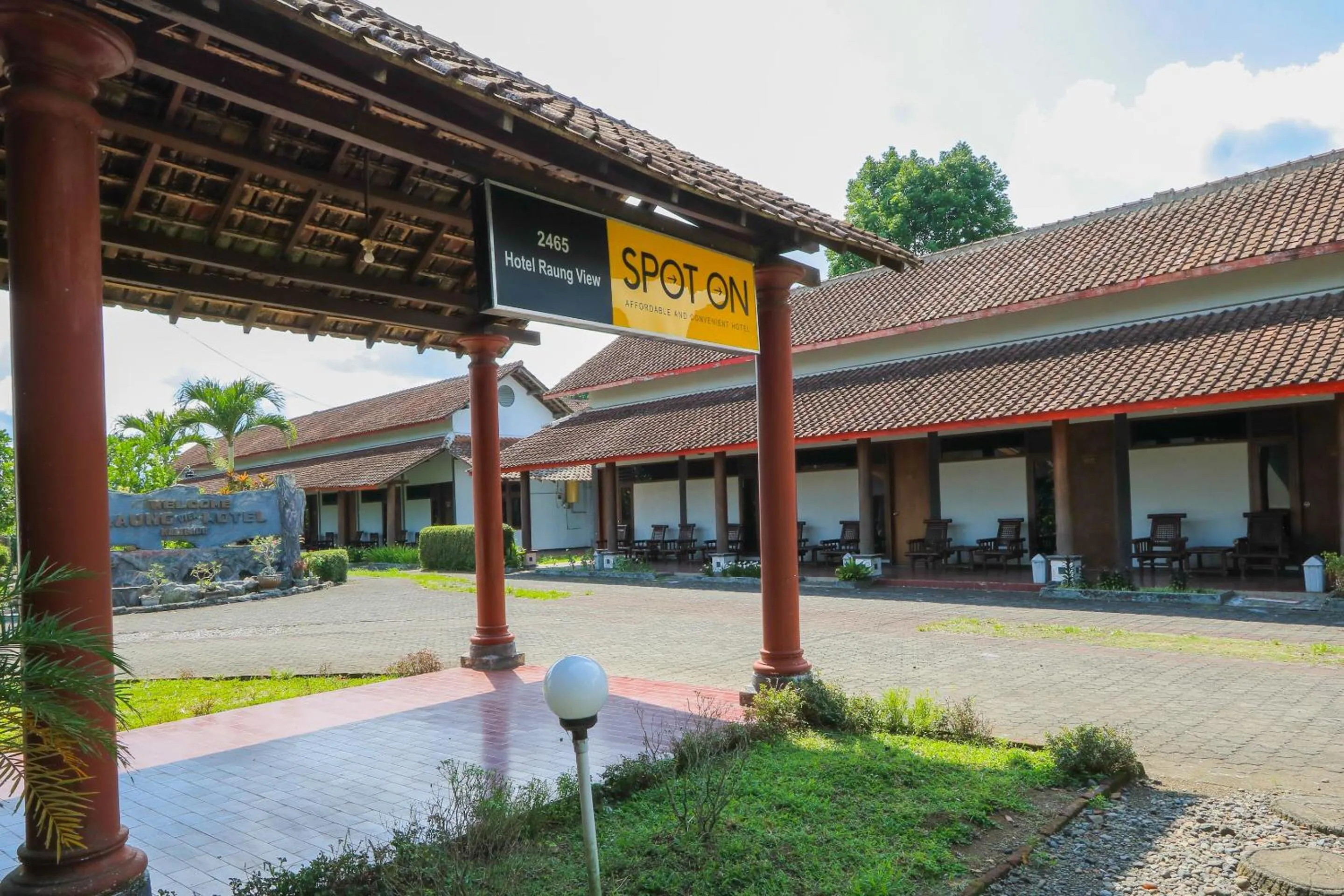 Facade/entrance in OYO 2465 Hotel Raung View