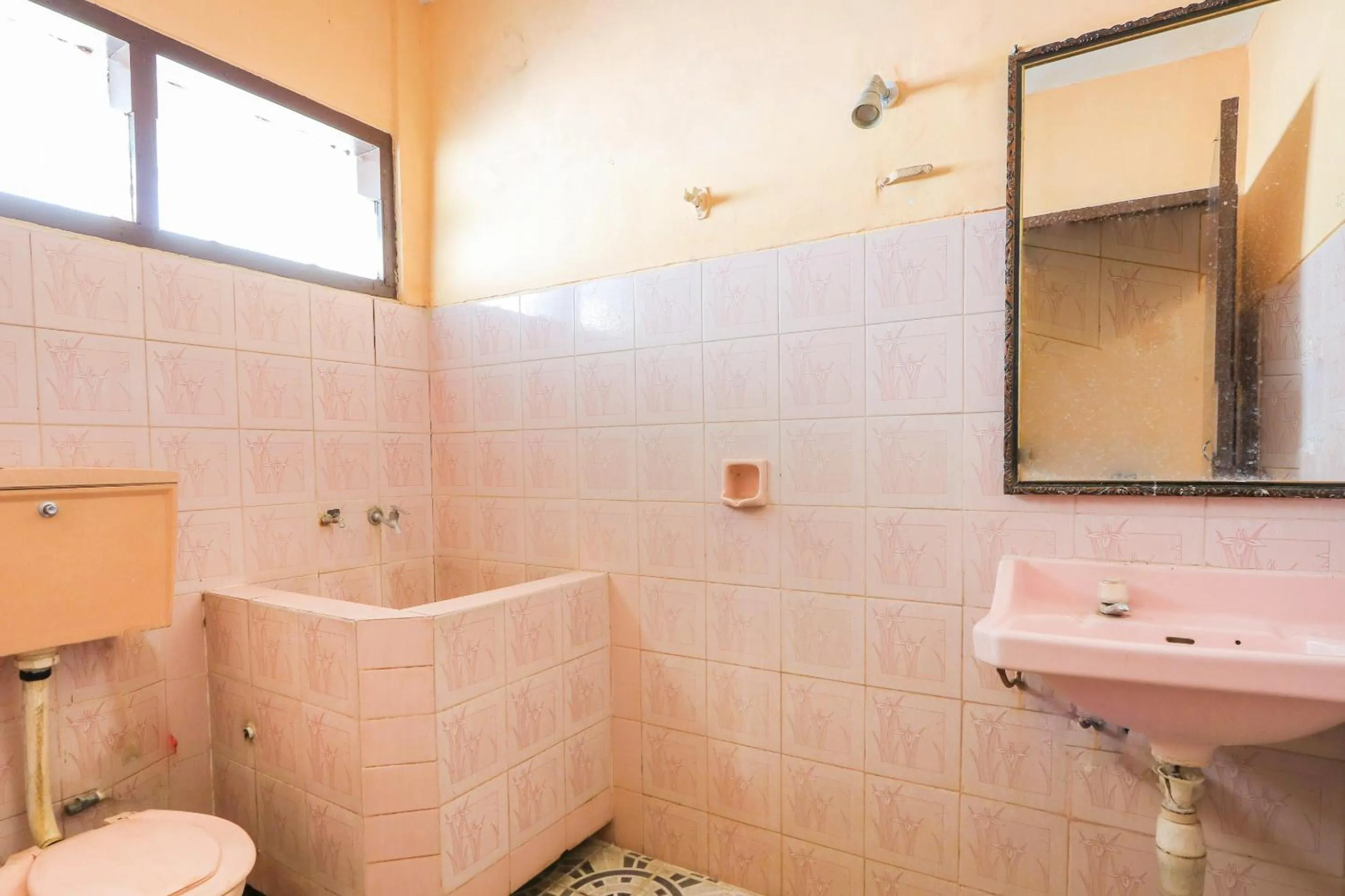 Bathroom in OYO 2465 Hotel Raung View