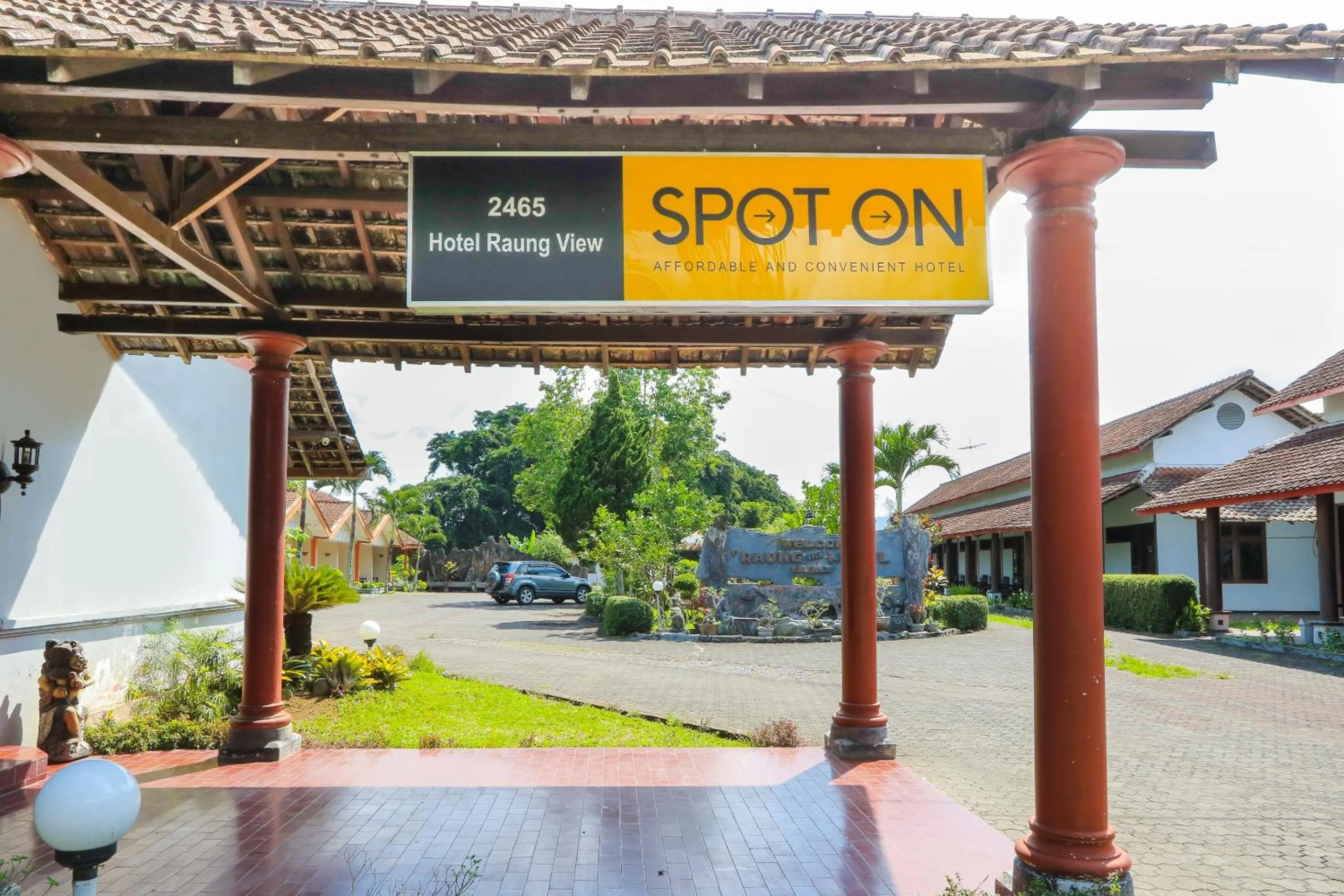 Facade/entrance in OYO 2465 Hotel Raung View
