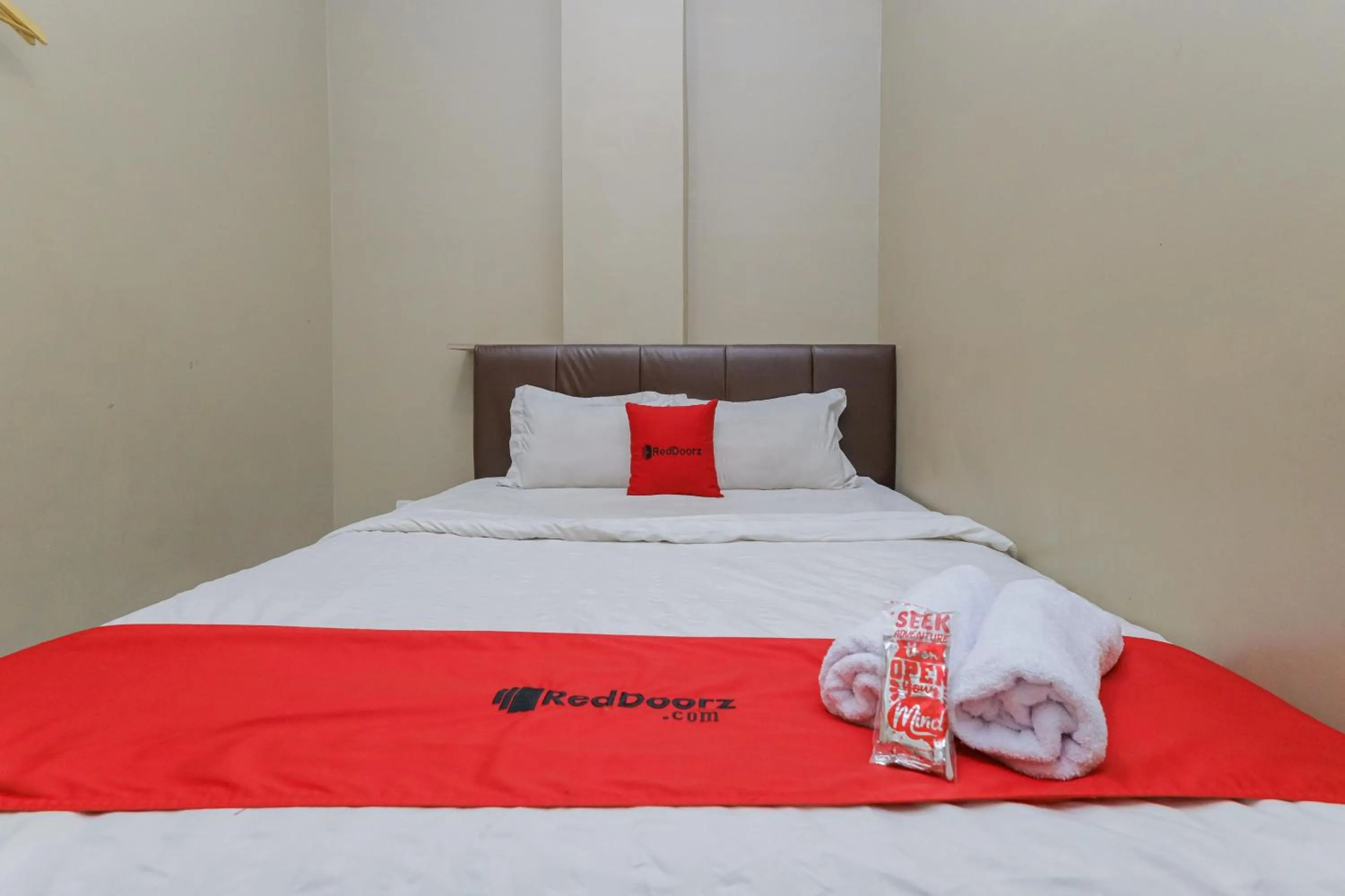 Bedroom, Bed in RedDoorz near BG Junction Surabaya