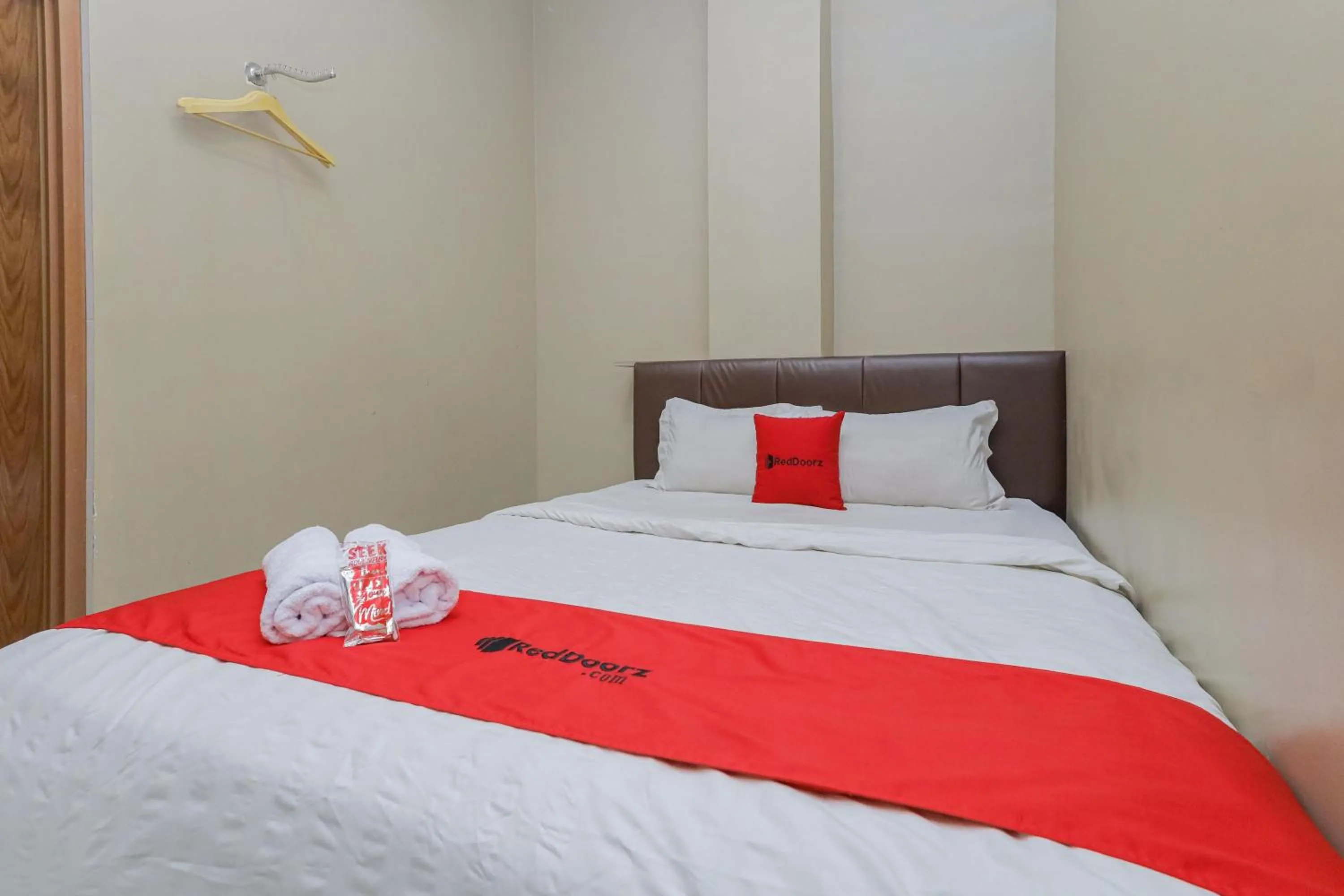 Bedroom, Bed in RedDoorz near BG Junction Surabaya