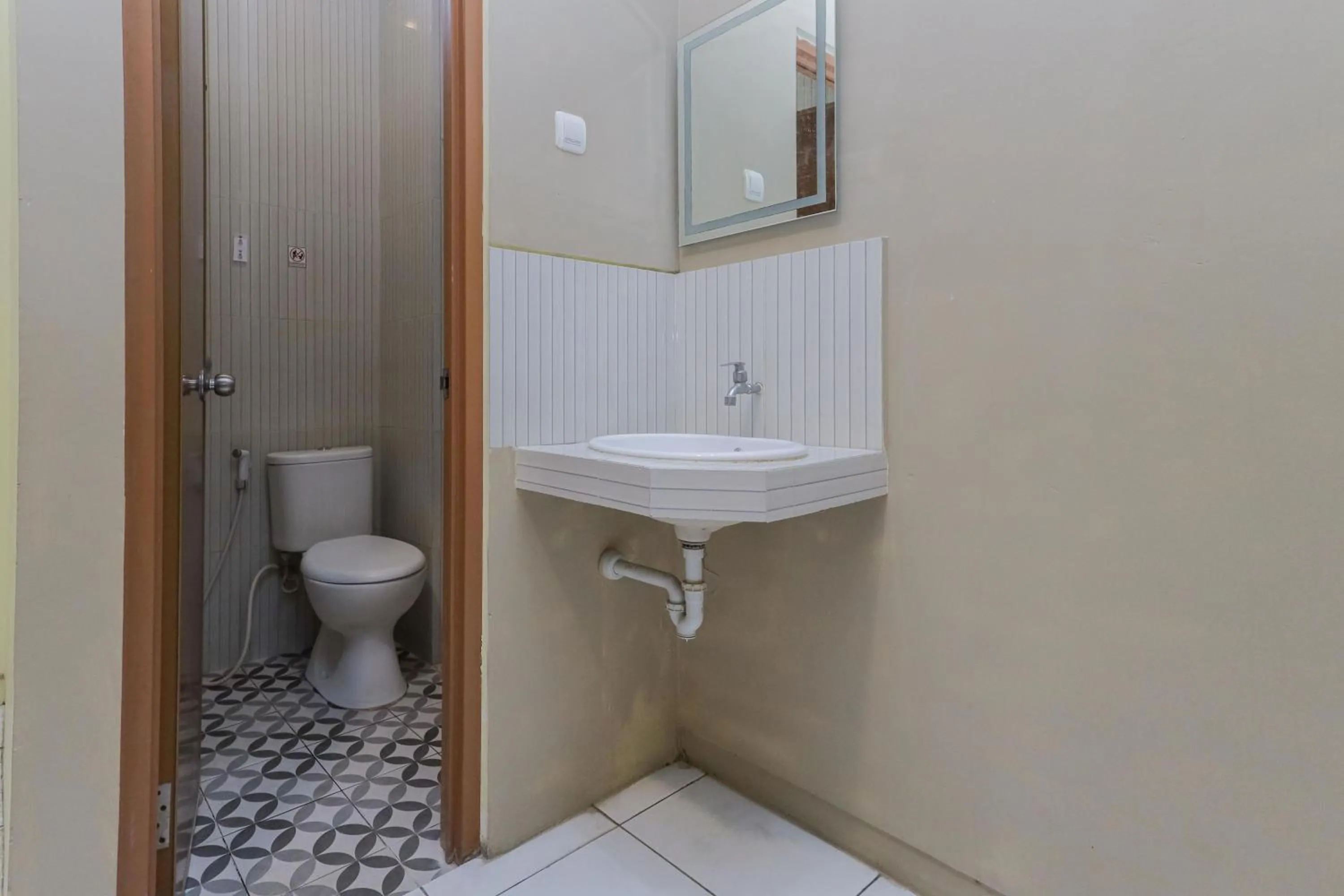 Bathroom in RedDoorz near BG Junction Surabaya