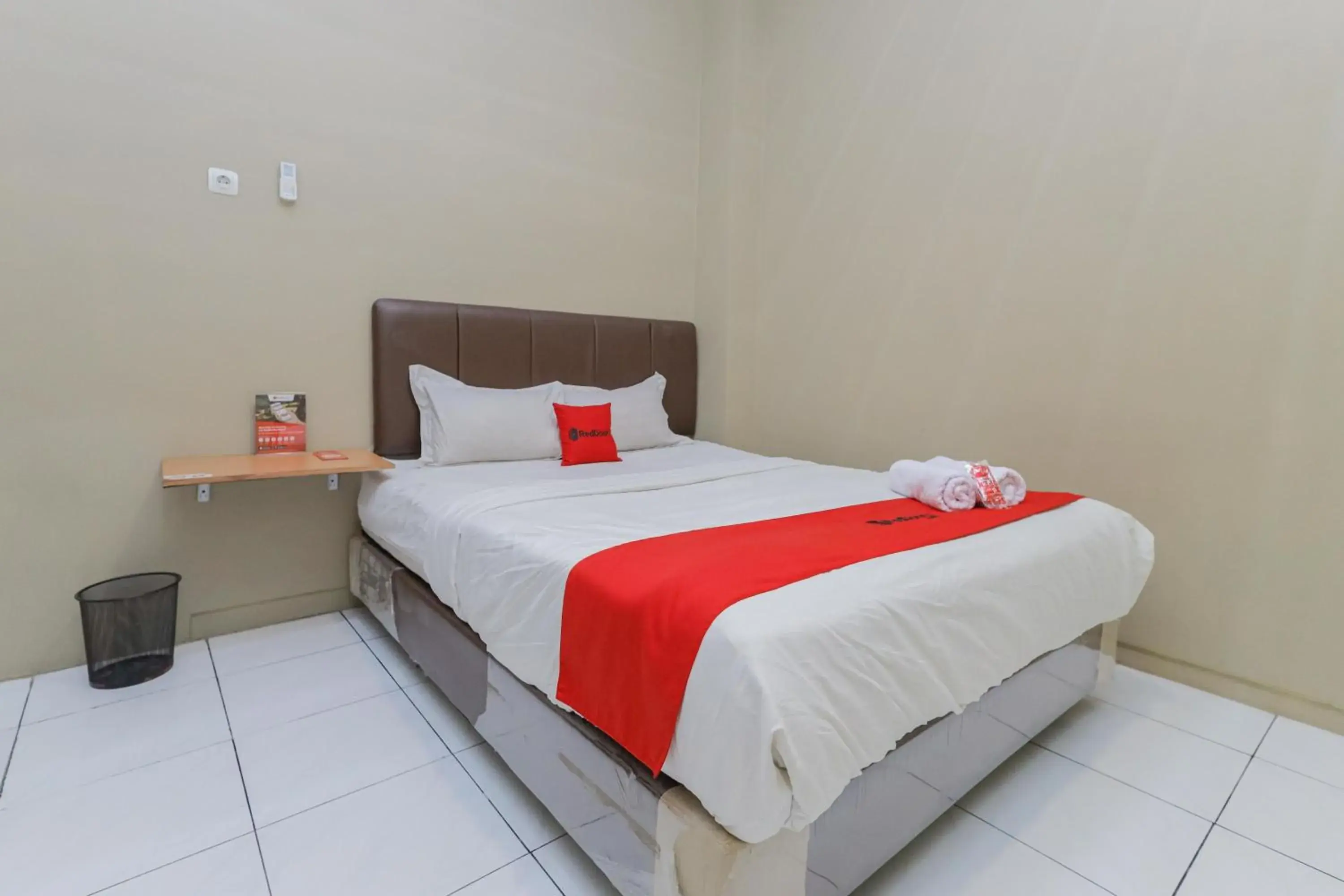 Bedroom, Bed in RedDoorz near BG Junction Surabaya Bedroom, Bed in RedDoorz near BG Junction Surabaya