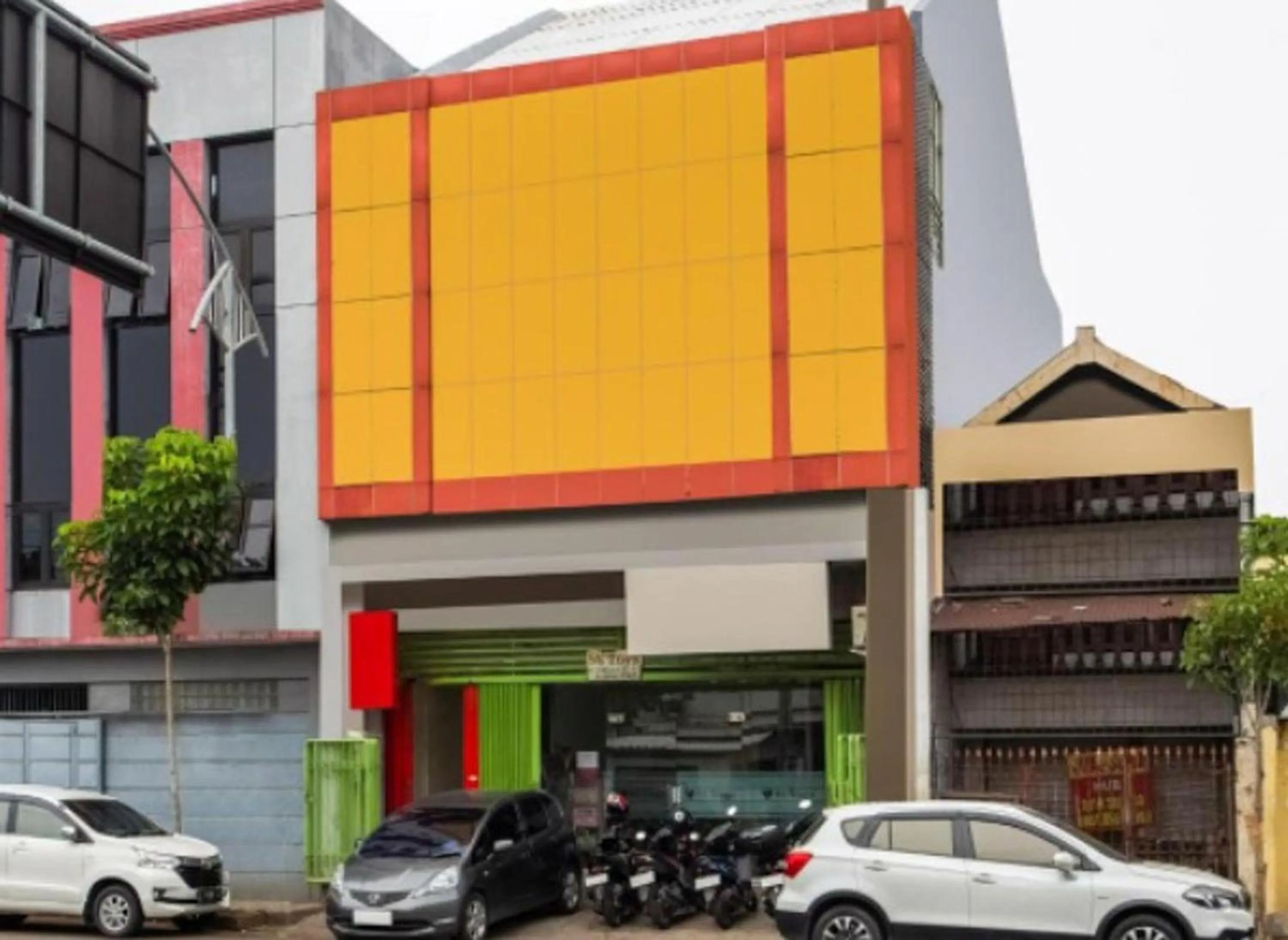 Property building in RedDoorz near BG Junction Surabaya