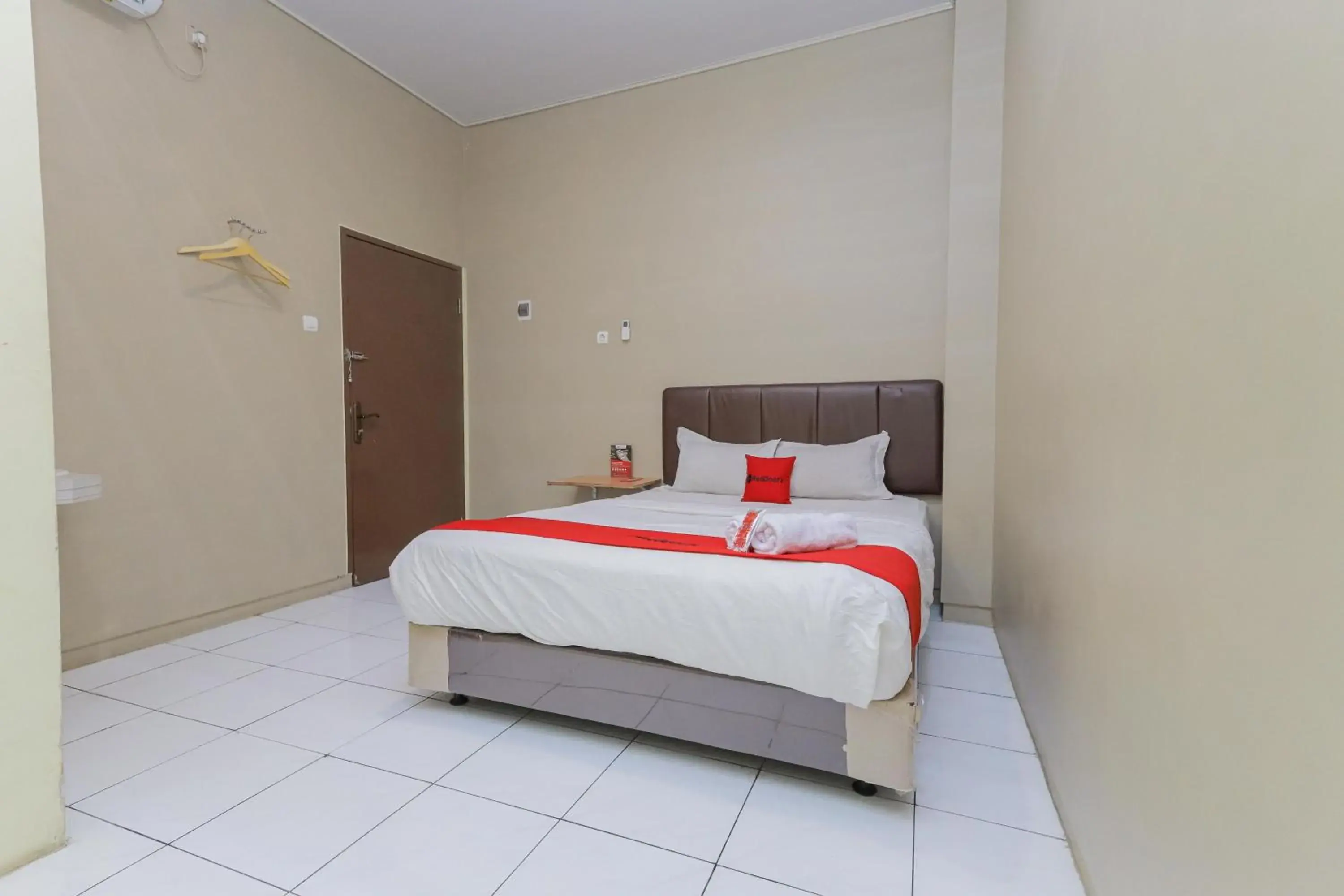 Bedroom, Bed in RedDoorz near BG Junction Surabaya Bedroom, Bed in RedDoorz near BG Junction Surabaya