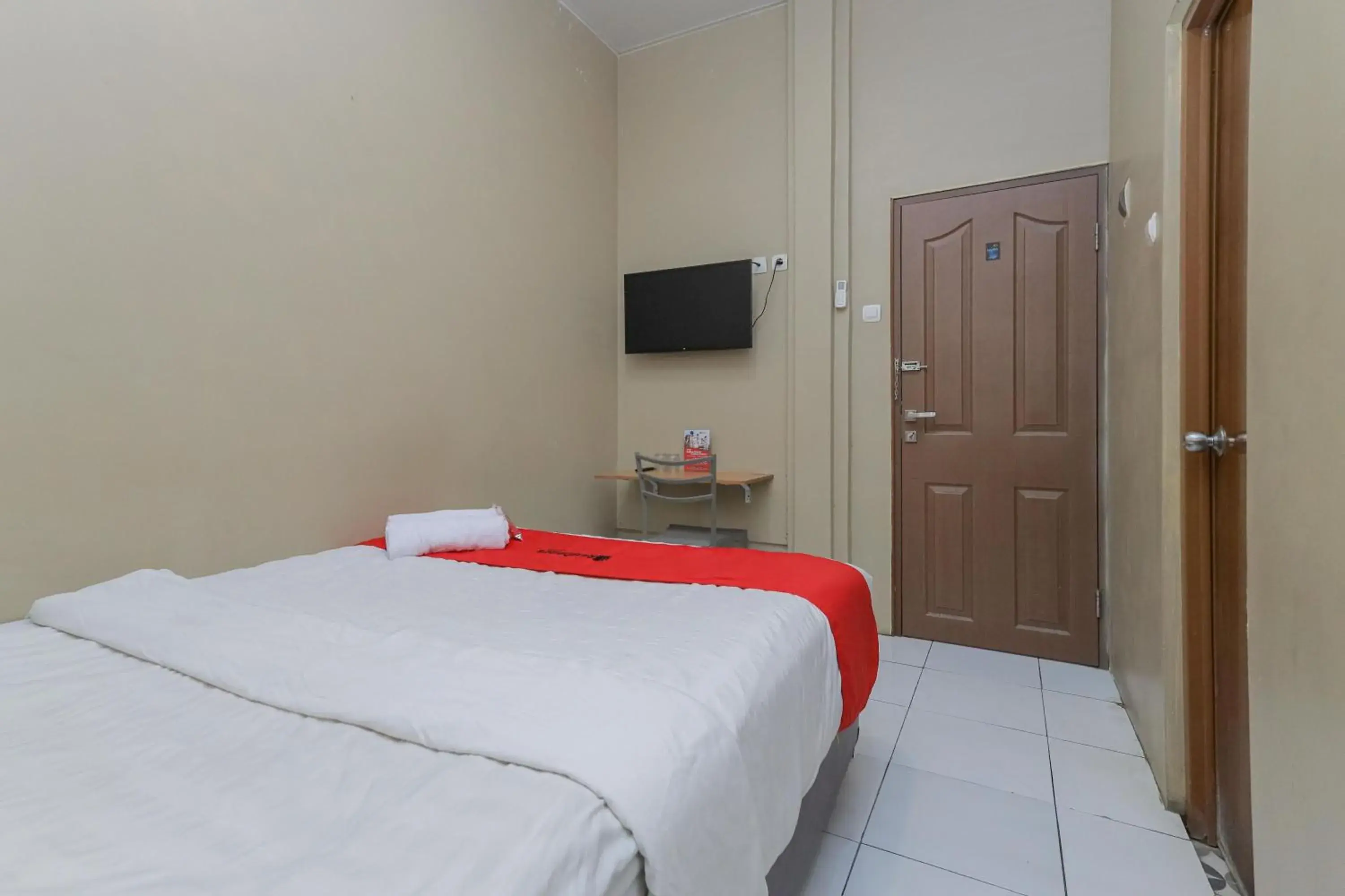 Bedroom, Bed in RedDoorz near BG Junction Surabaya Bedroom, Bed in RedDoorz near BG Junction Surabaya