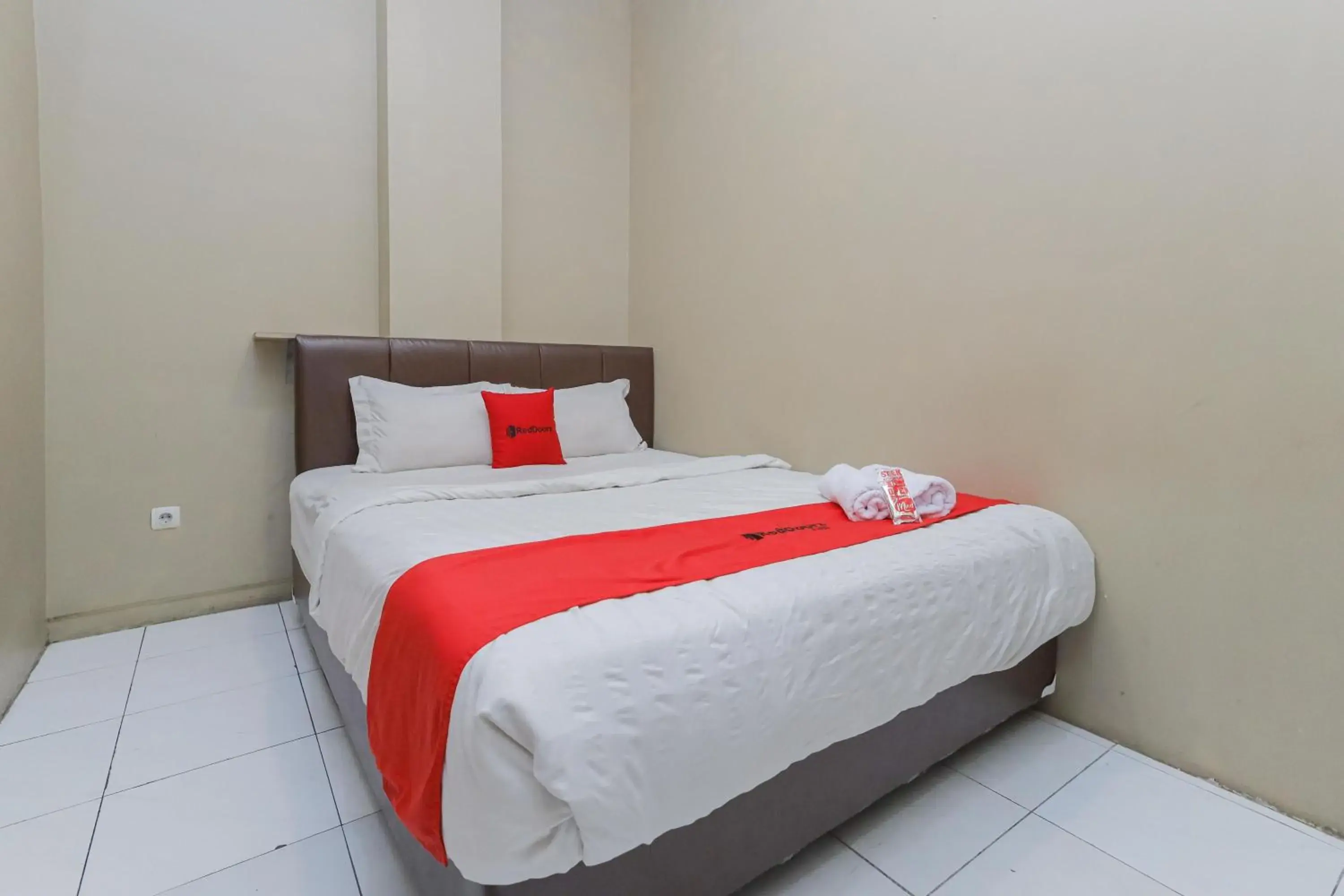 Bedroom, Bed in RedDoorz near BG Junction Surabaya Bedroom, Bed in RedDoorz near BG Junction Surabaya
