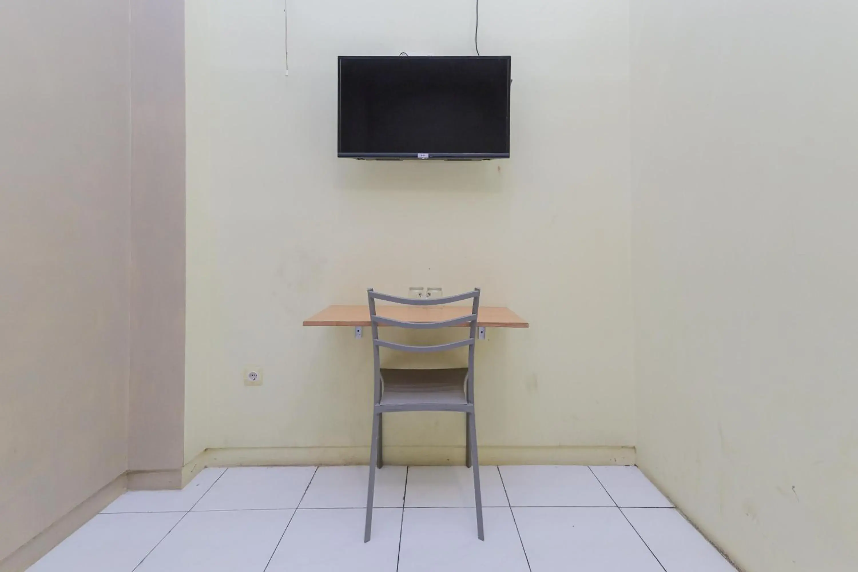 TV and multimedia in RedDoorz near BG Junction Surabaya TV and multimedia in RedDoorz near BG Junction Surabaya